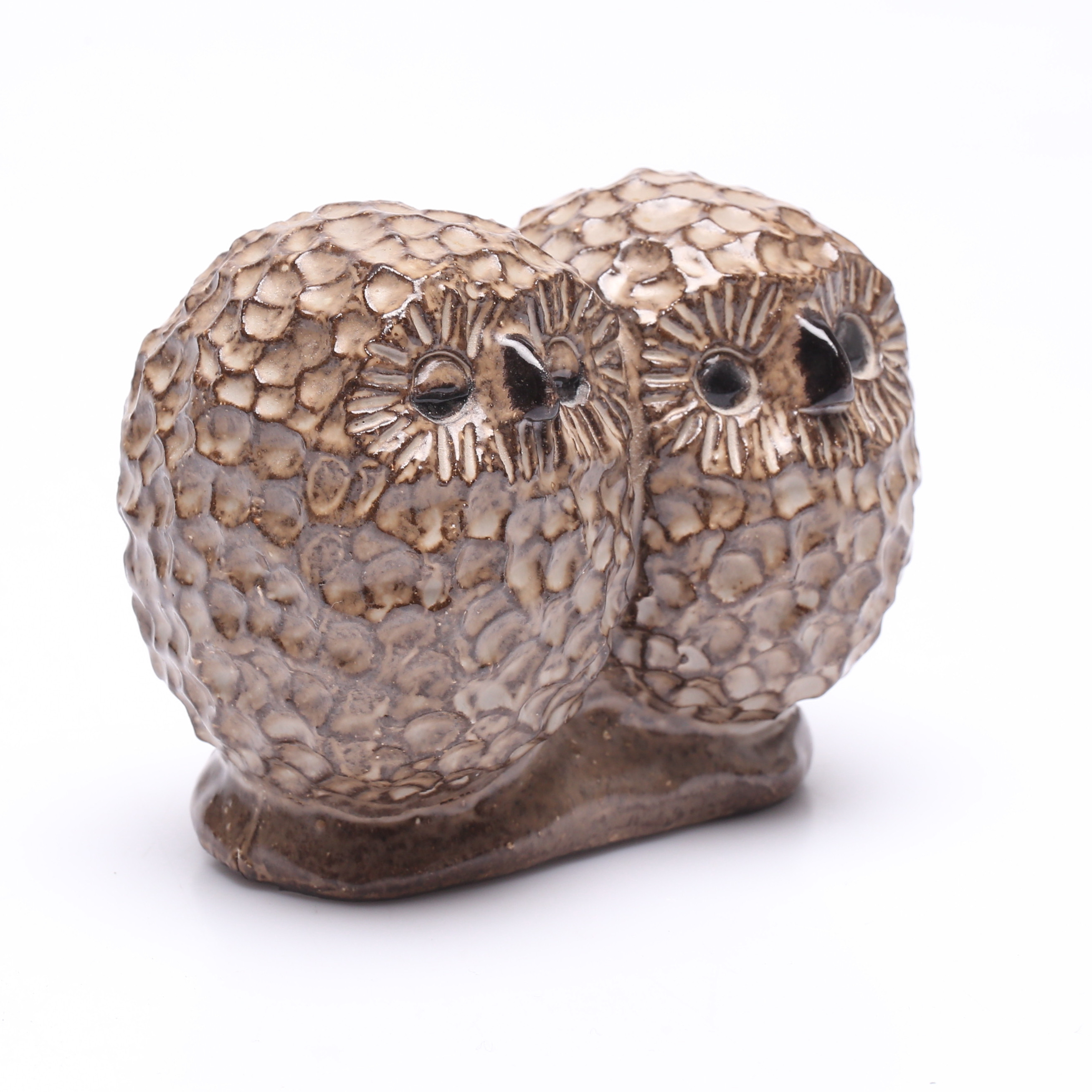 BENGT WALL. Figurin/pappersvikt, stengods, i form av ugglor, Trosa, 1900-talets andra hälft.