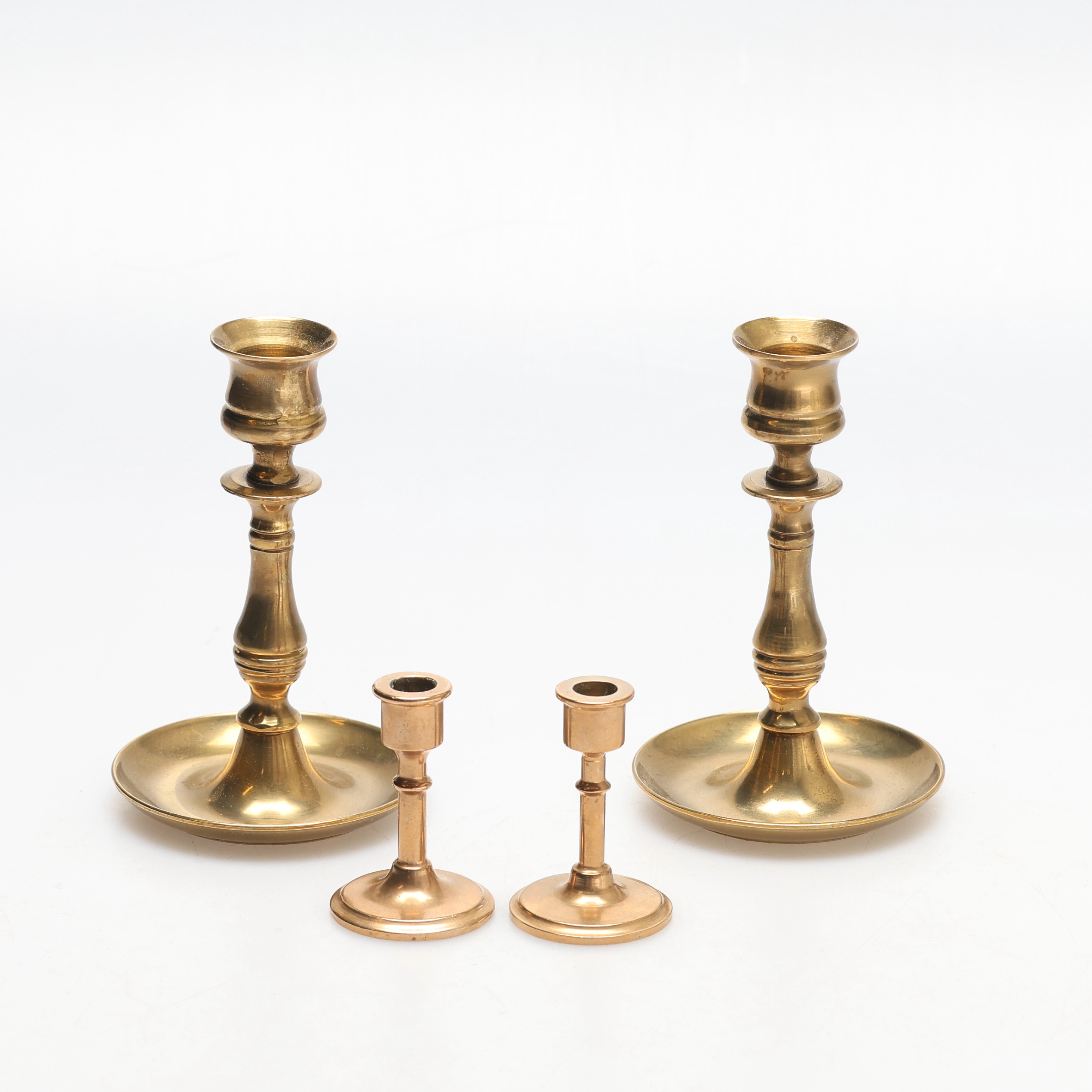 LJUSSTAKAR, 4 st, mässing, bl.a. England, 1900-tal.