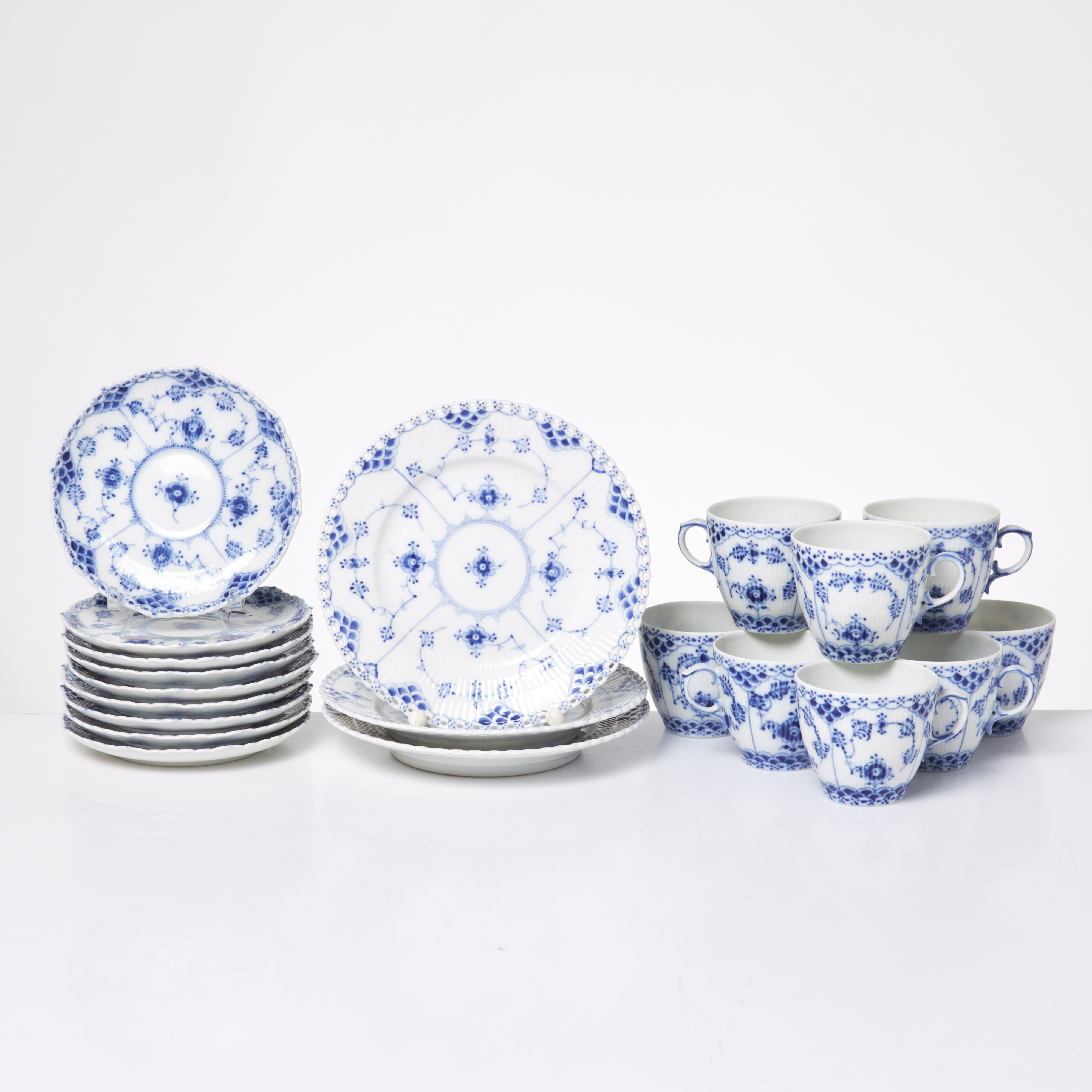 ROYAL COPENHAGEN. Kaffeservis, 12 dlr, "Musselmalet", helblond / full lace, 9 kaffekoppar med fat samt 3 assietter.