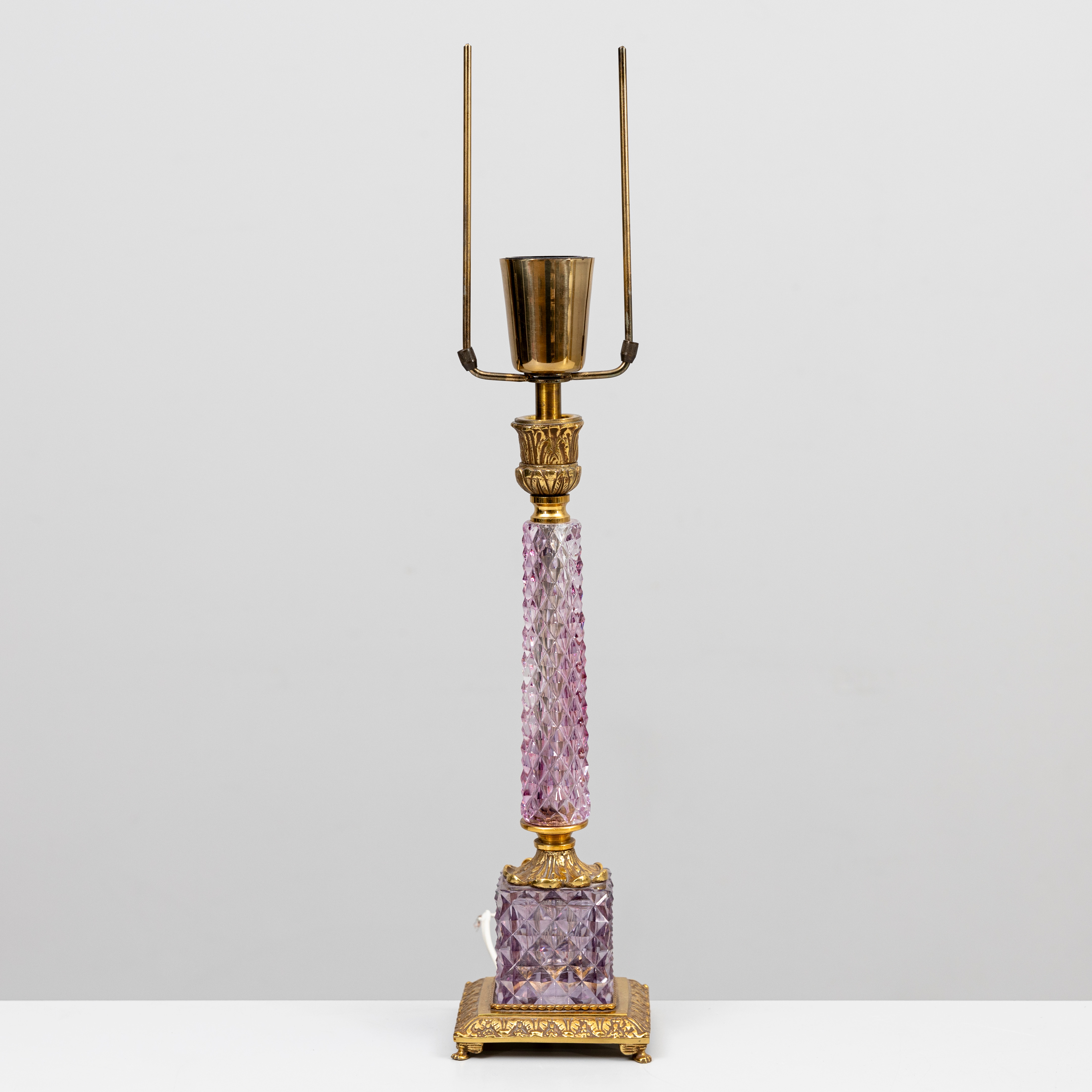 BORDSLAMPA, mässing och lilatonat glas, 1960-tal.