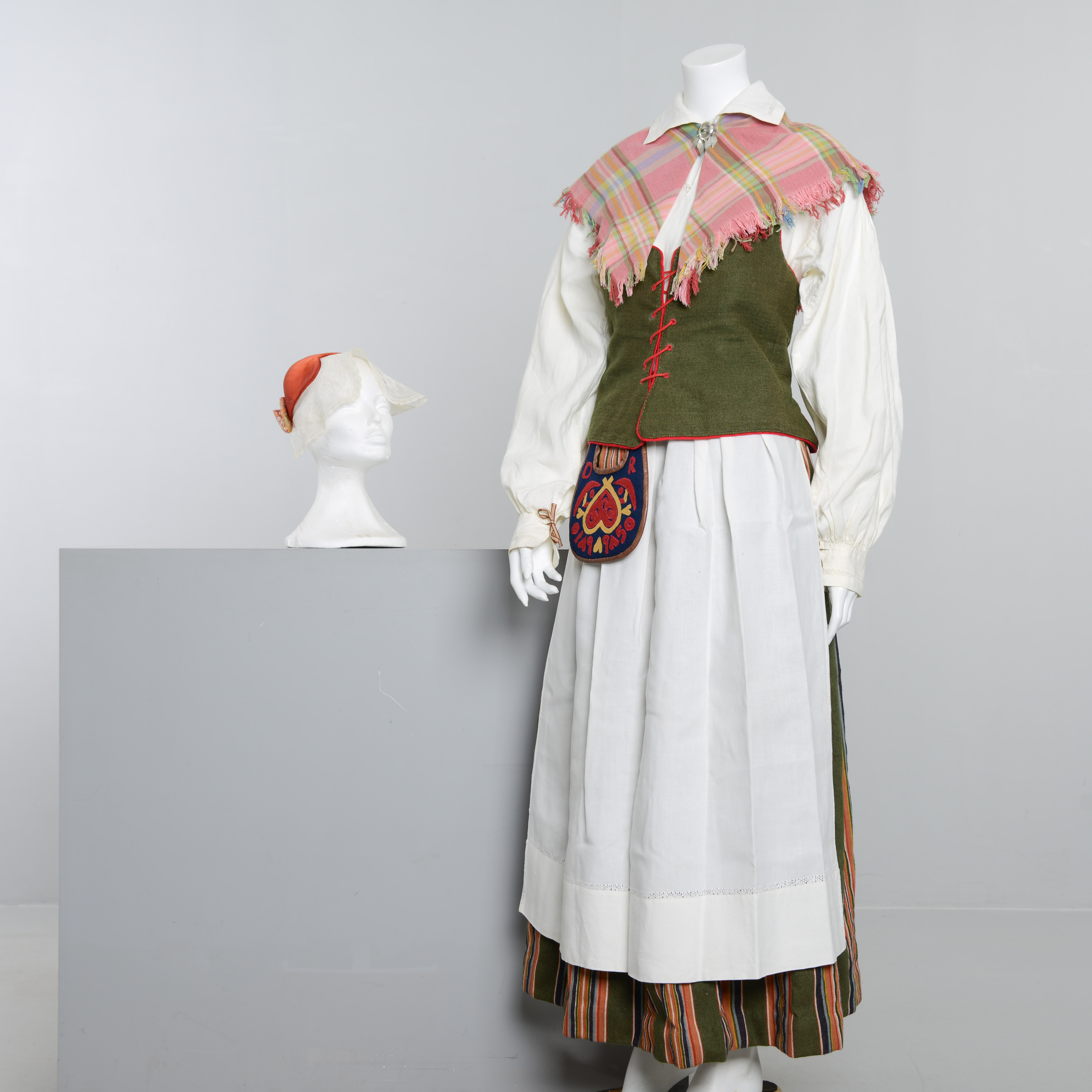 FOLKDRÄKT, Södra Ångermanland, uppskattad storlek 40–42.