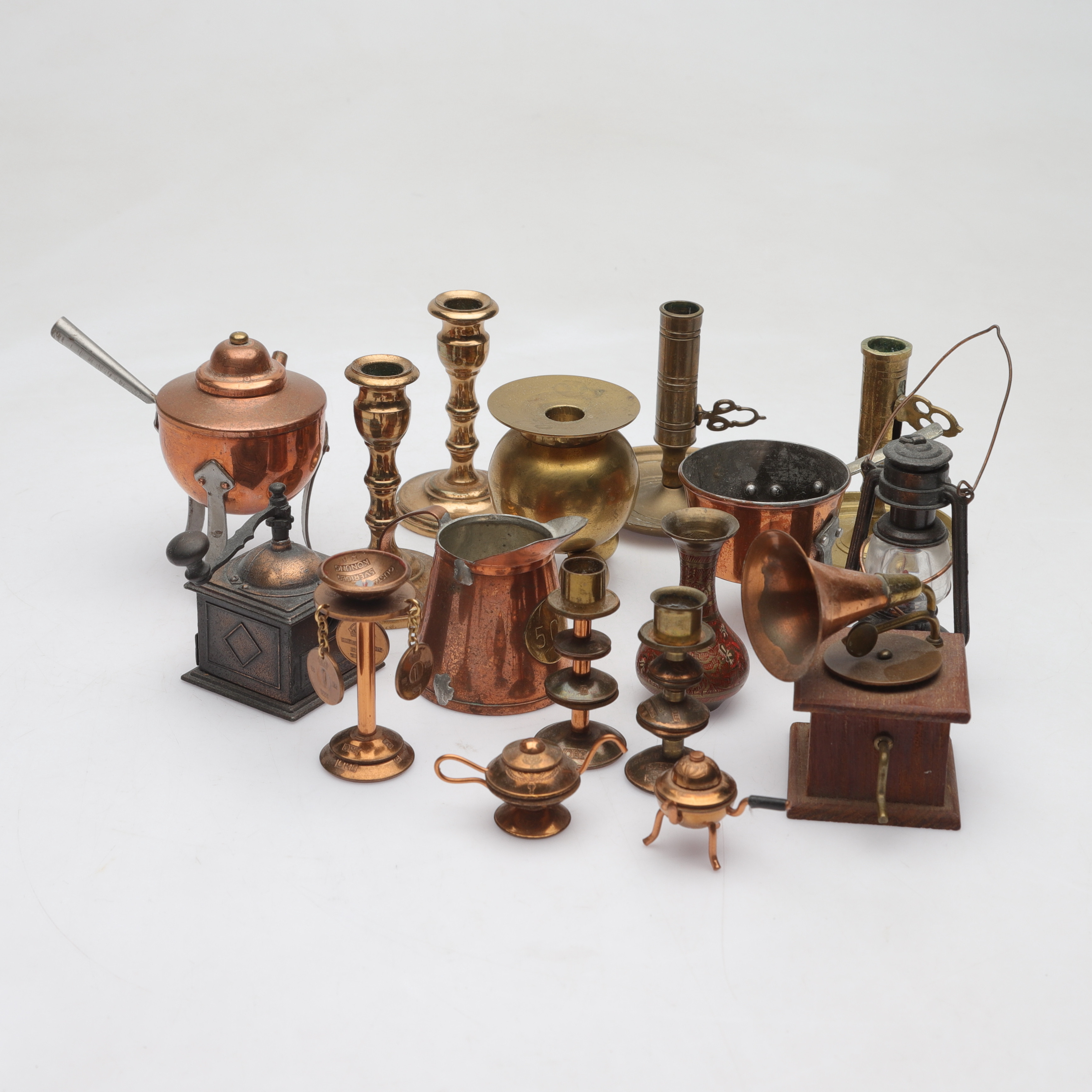 KURIOSA, ca 17 delar, miniatyrer, främst koppar och mässing, bland annat ljusstakar, kaffekvarn och lykta.