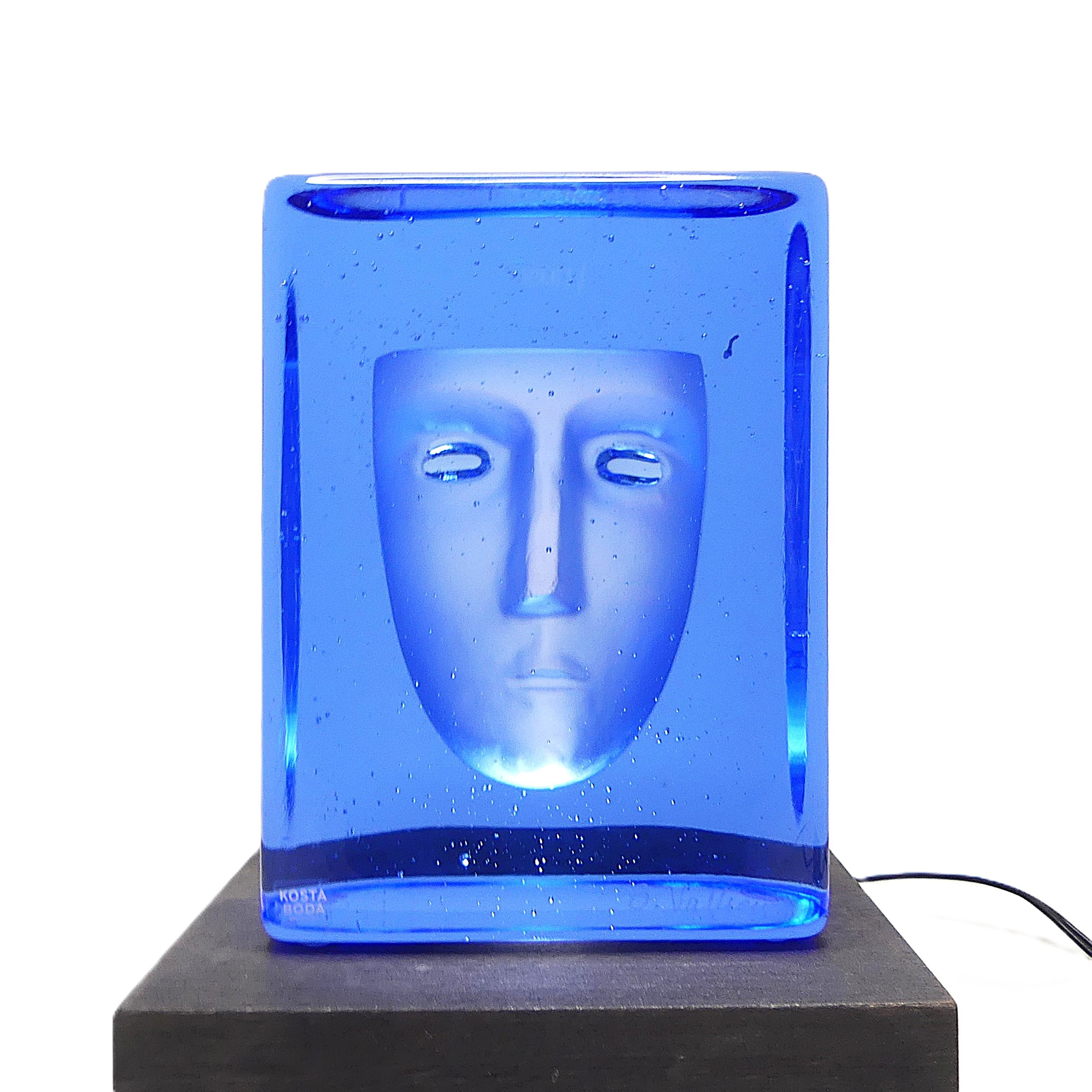 BERTIL VALLIEN. skulptur, ansikte i glasblock med ljussockel, Kosta Boda.