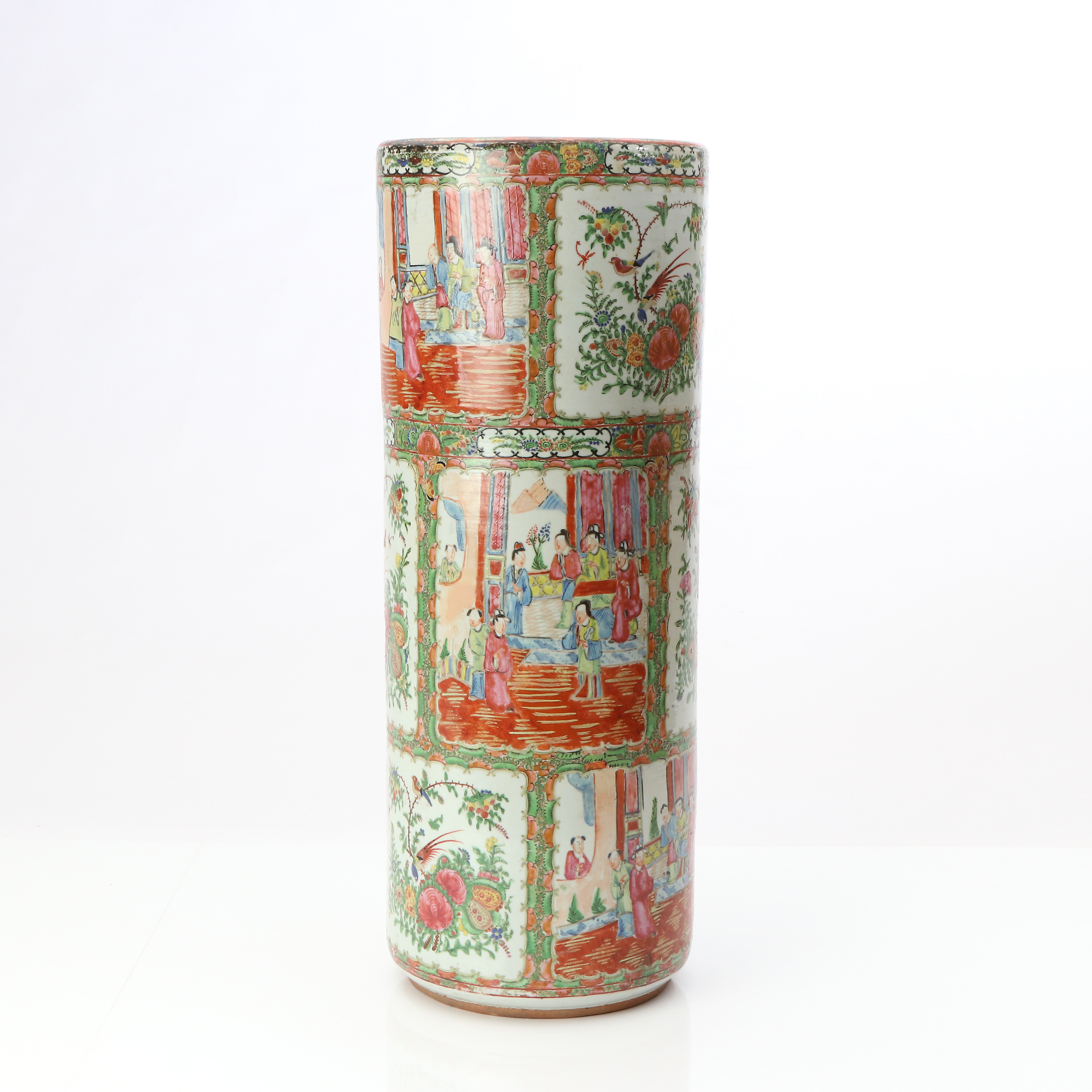 PARAPLYSTÄLL. Porslin med polykrom dekor. Kina, 1900-tal.