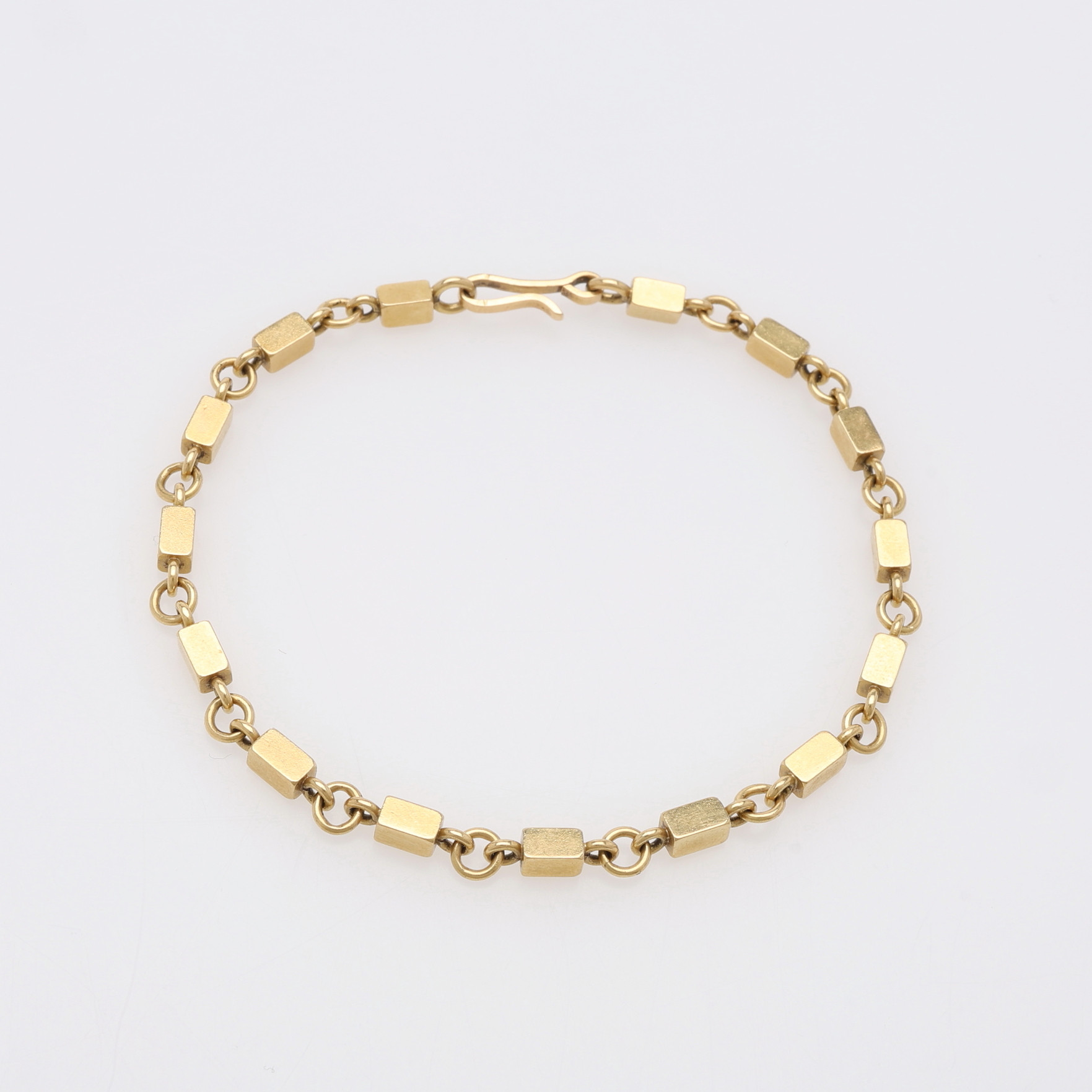 WIWEN NILSSON. ARMBAND, 18K GULD, STAVAR & RINGAR, STÄMPELSIGNERAT, LUND, 1945.