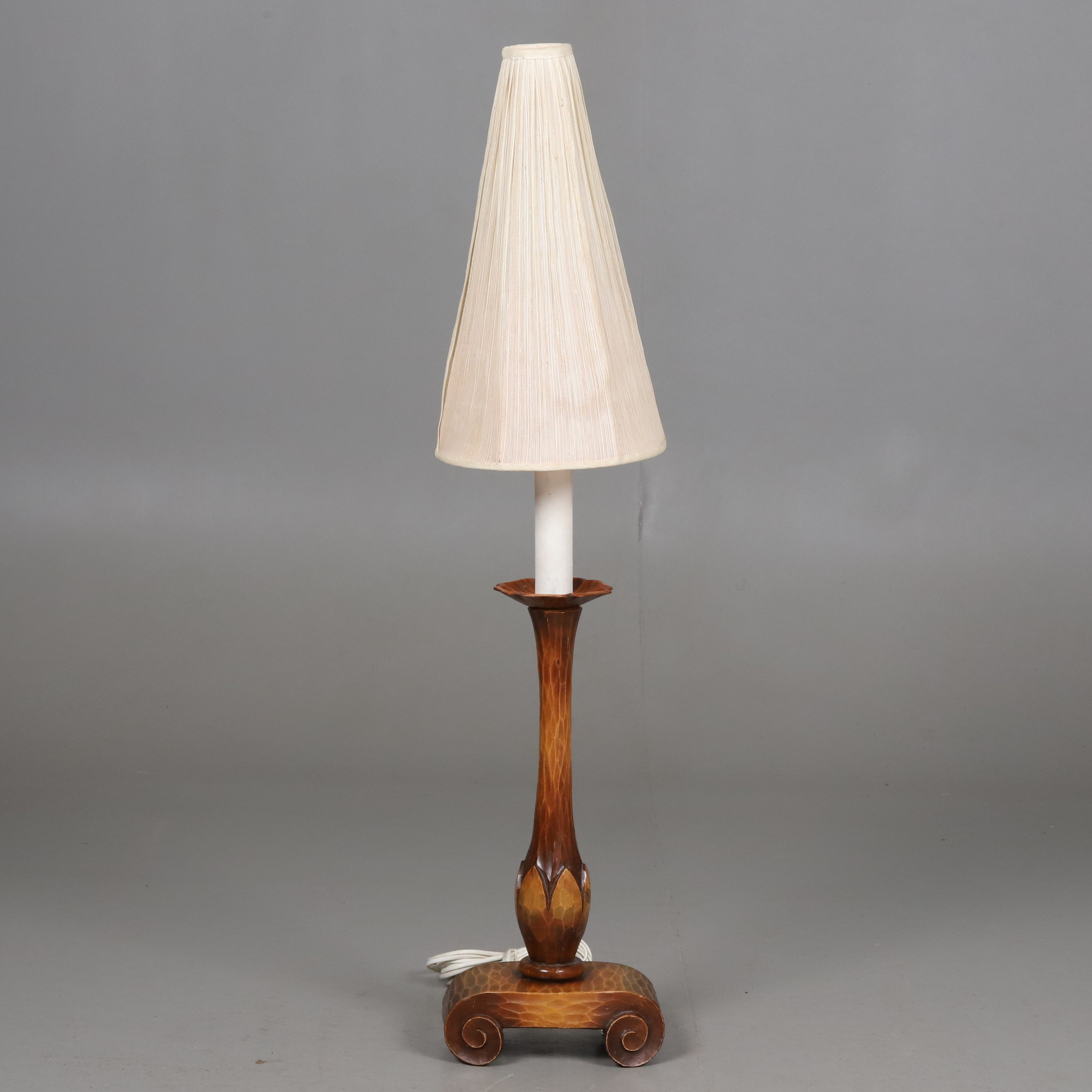 GOLVLAMPA, trä, skuren dekor.