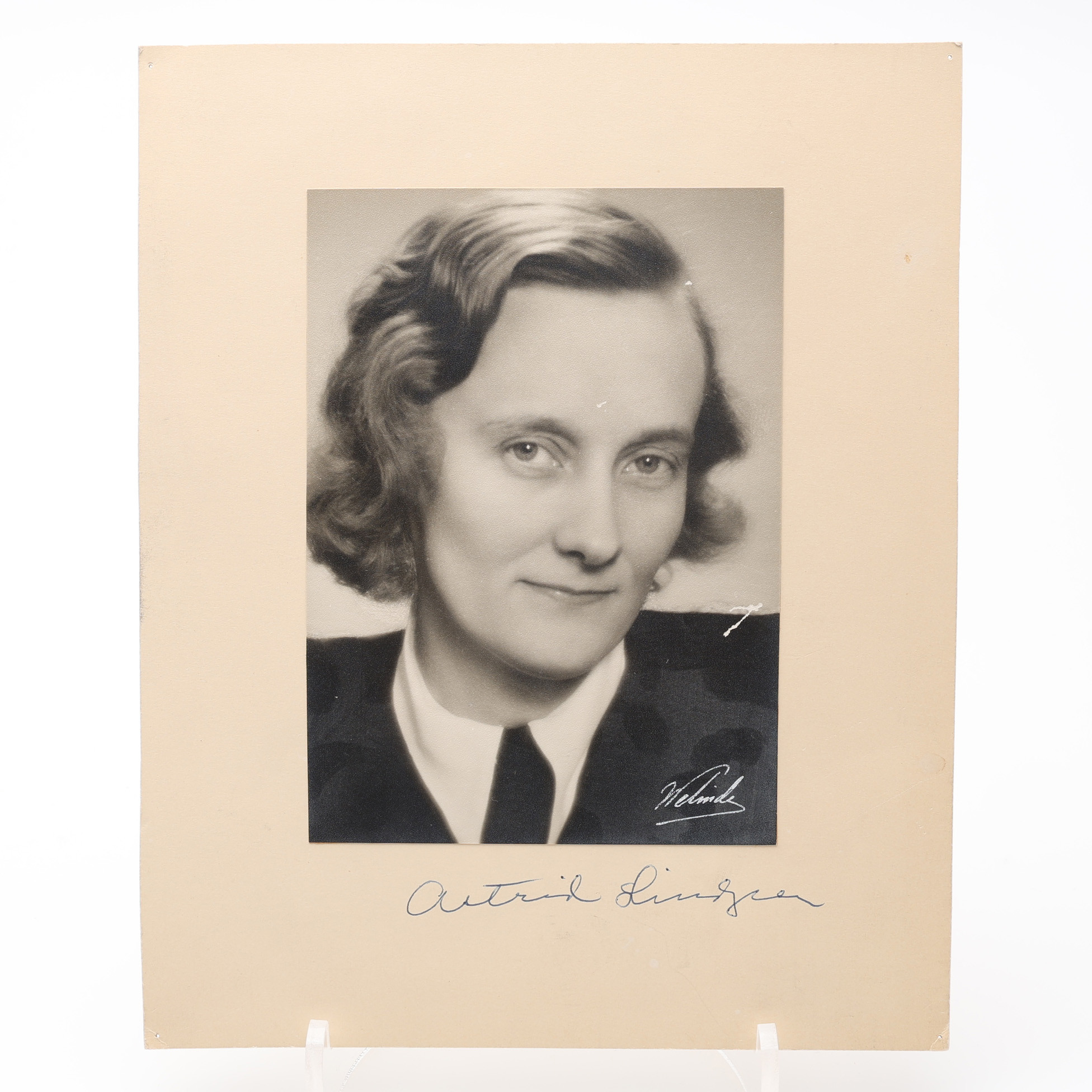 FOTO. ASTRID LINDGREN, (1907-2002). ETT SVART-VITT FOTOGRAFI AV ASTRID LINDGREN FRÅN 1940- ELLER 1950-TALET SIGNERAT MED HELA NAMNET.