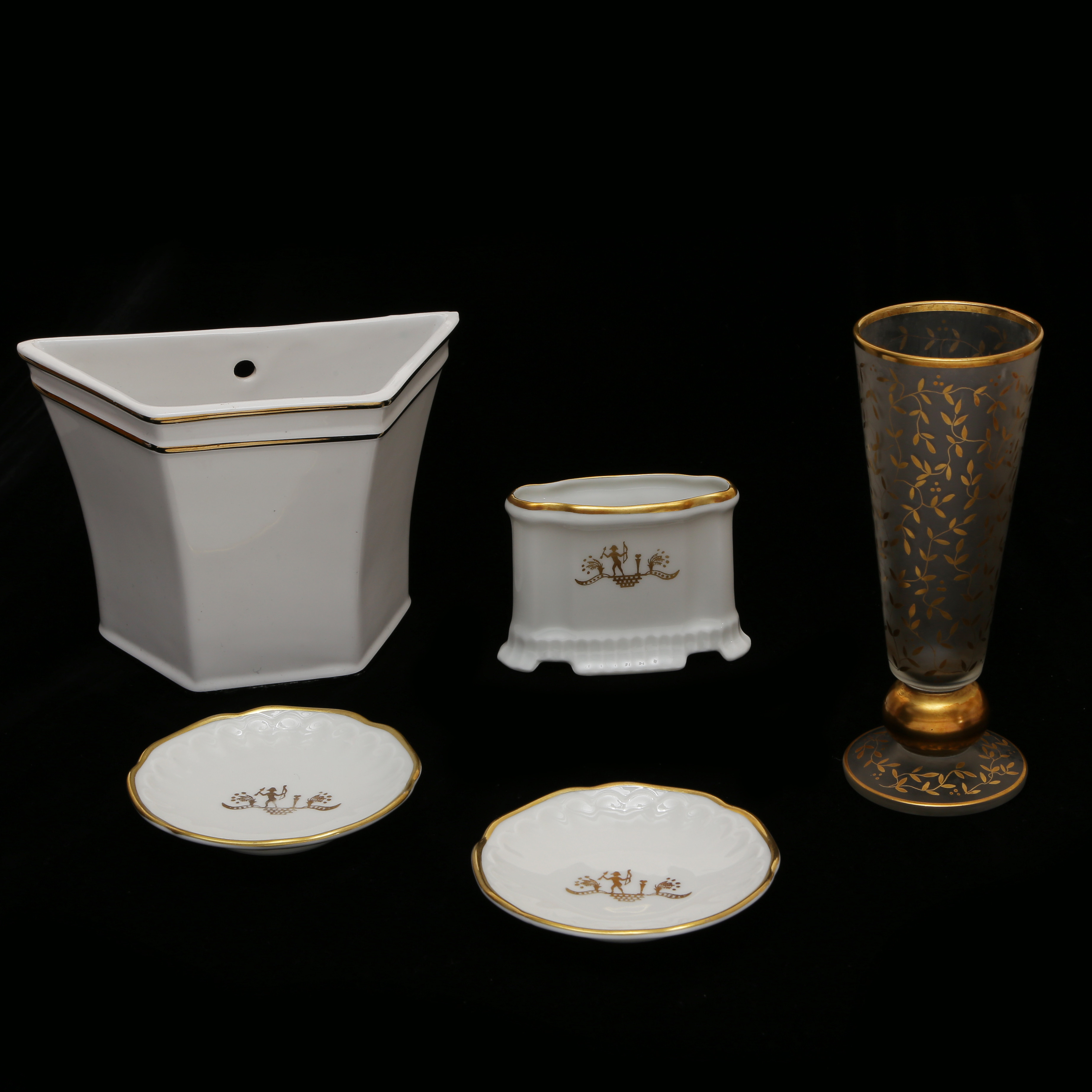 EDWARD HALD & FRITZ KALLENBERG, CIGARETTPORSLIN KARLSKRONA PORSLINSFABRIK, POKALGLAS BODA SIGNERAT, SAMT VÄGGKRUKA, 5 DELAR, 1900-TAL.