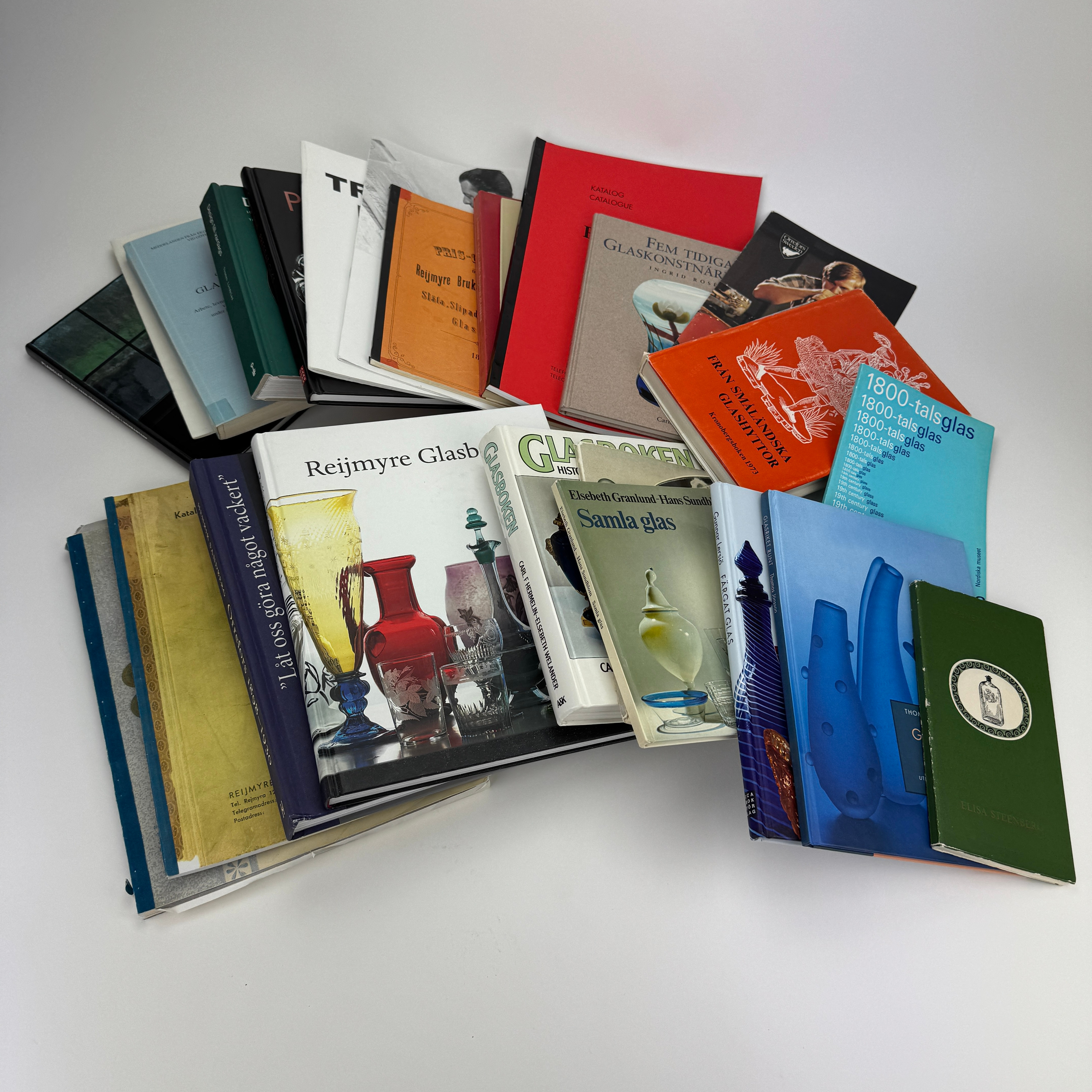 PARTI BÖCKER OCH HÄFTEN, glas och design, bland annat Orrefors, Reijmyre.