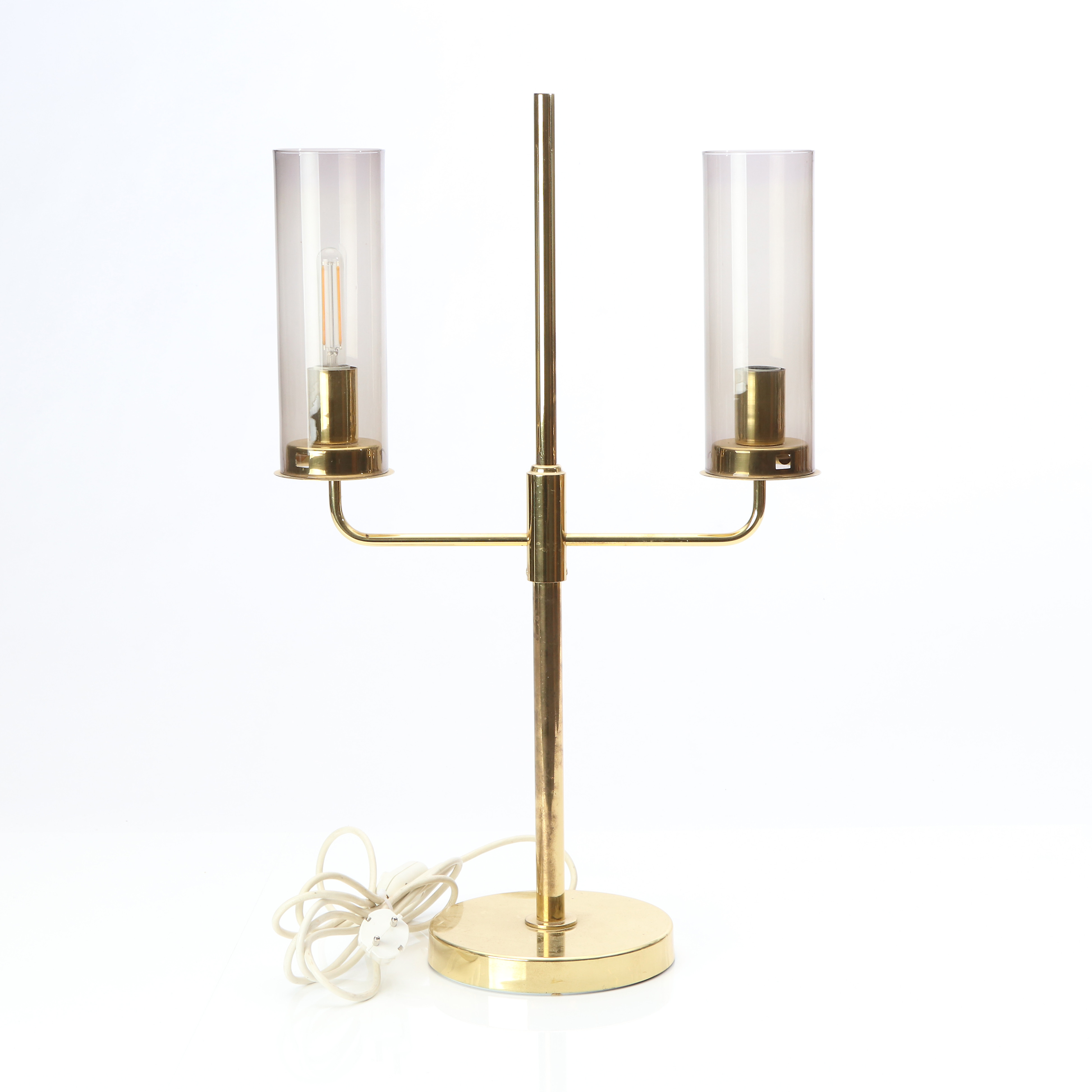 HANS-AGNE JAKOBSSON. BORDSLAMPA. Mässing med glaskupor. Modell C3045/A1. Markaryd, 1900-talets andra hälft.