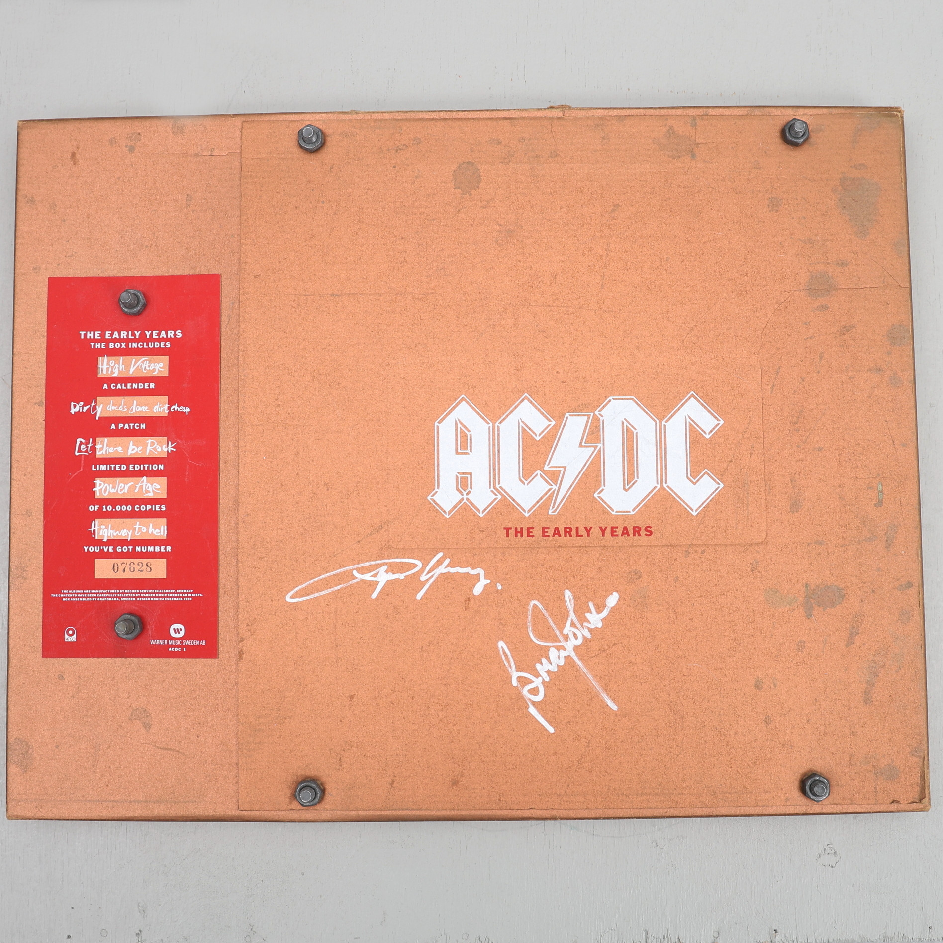 SAMLINGSBOX, ACDC, vinyl, lp-skivor, låda med autografer av Brian Johnson samt Angus Young.