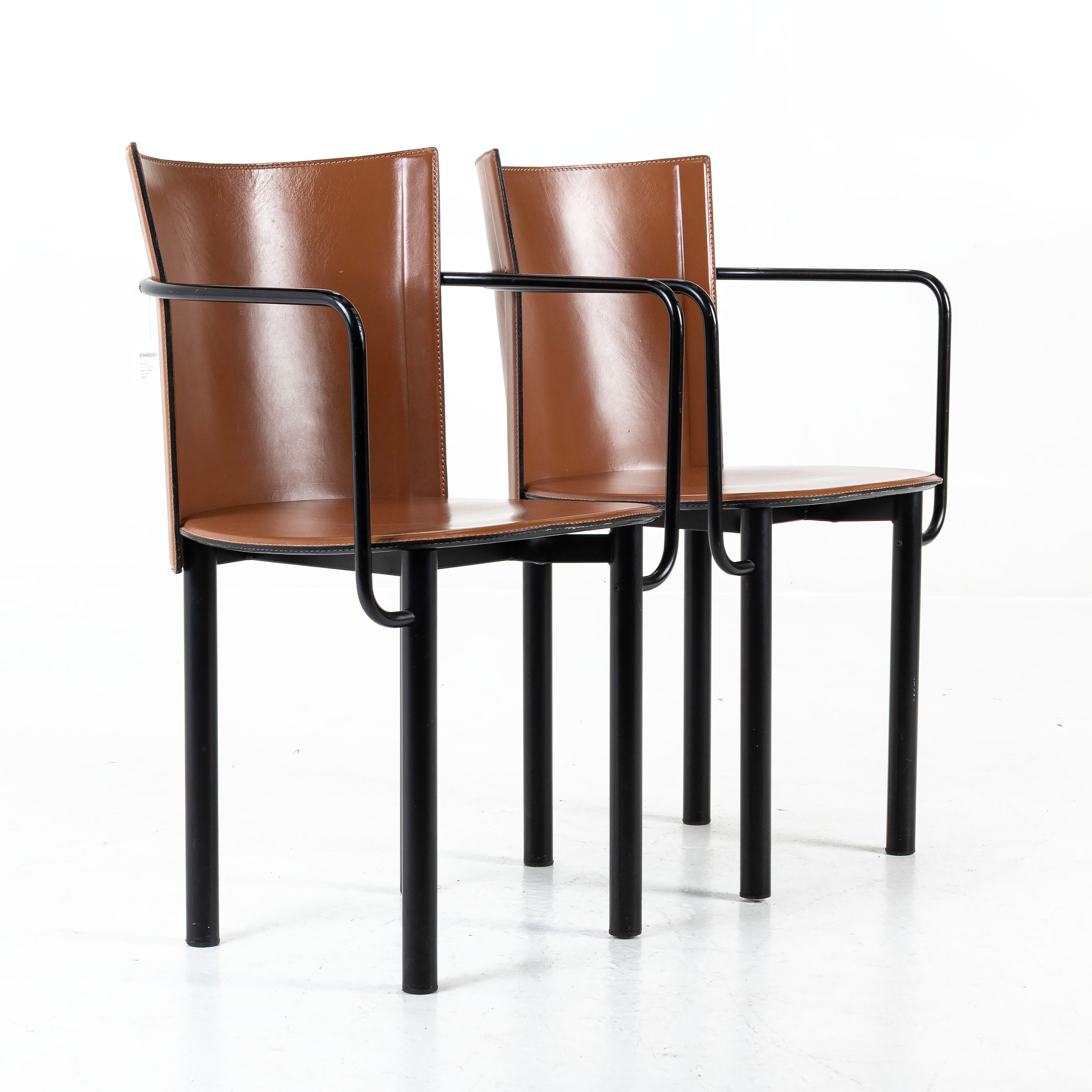 ENRICO PELLIZZONI. Karmstolar, ett par, skinn, Italien.