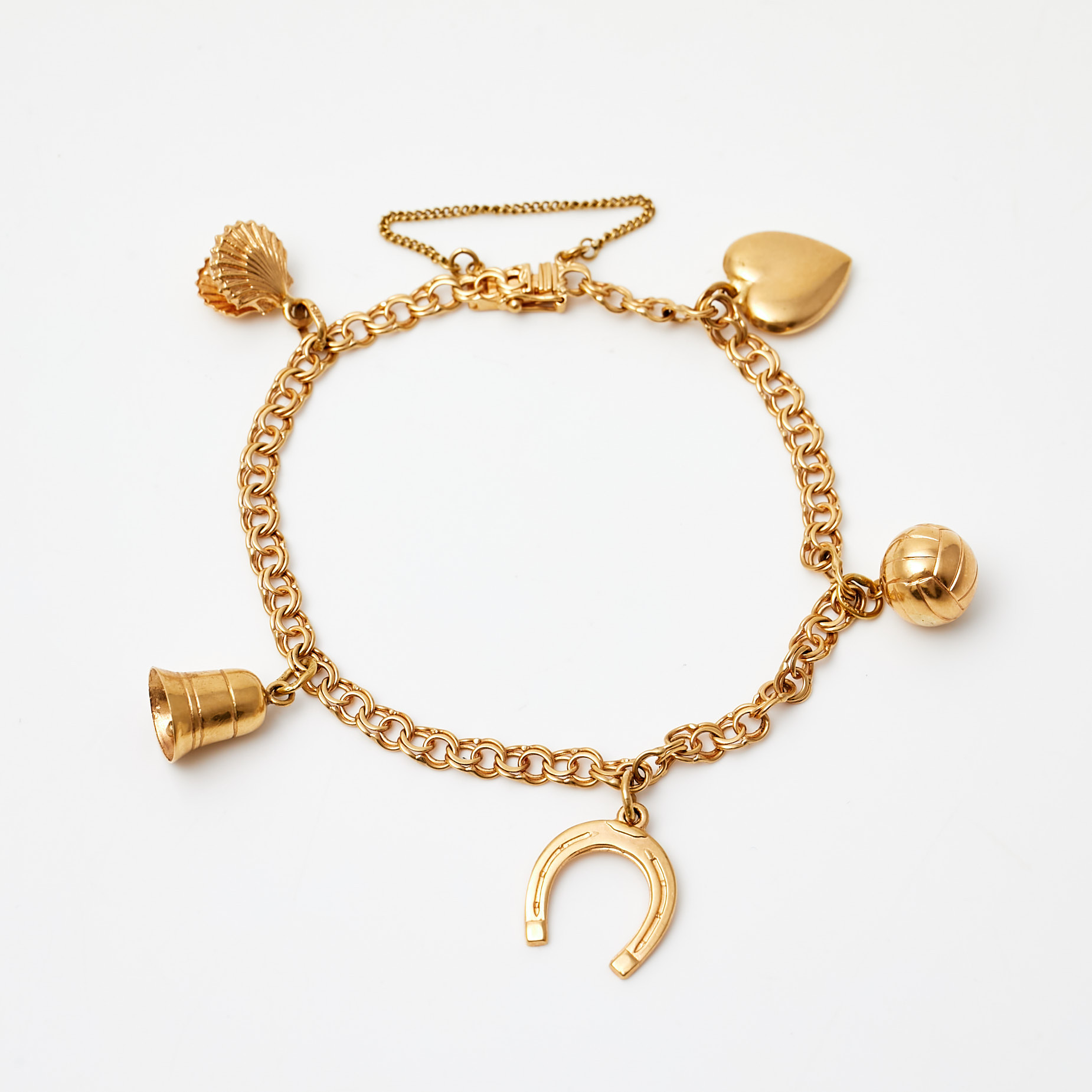 ARMBAND, 18 k guld, bismarcklänk med fem berlocker, varav en med odlad saltvattenspärla, Dufva Ab A G, Stockholm, 1950.