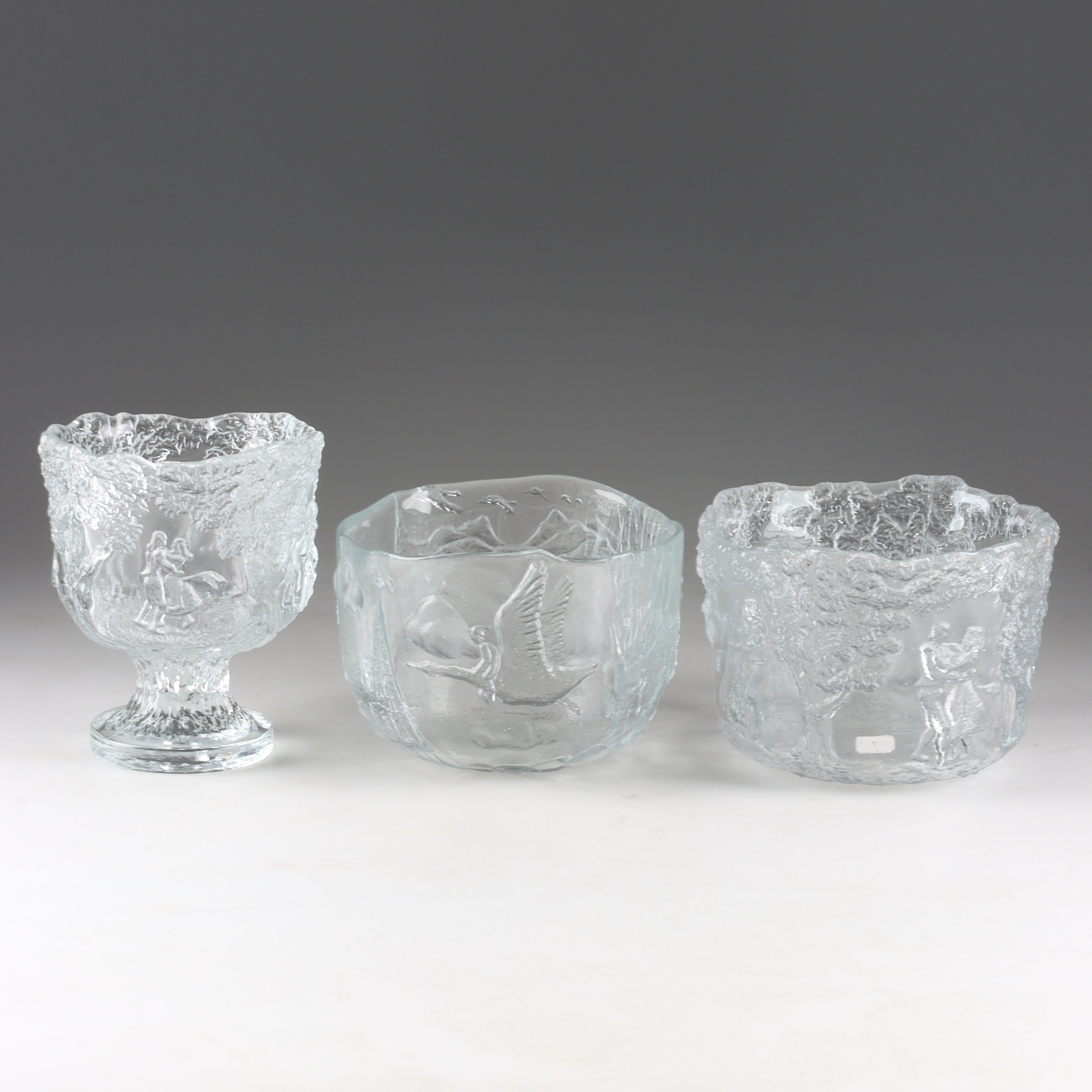 KJELL ENGMAN. Skålar och skål på fot, 3 delar glas, "Rhapsody" och "Nils Holgerssons underbara resa", Kosta Boda.