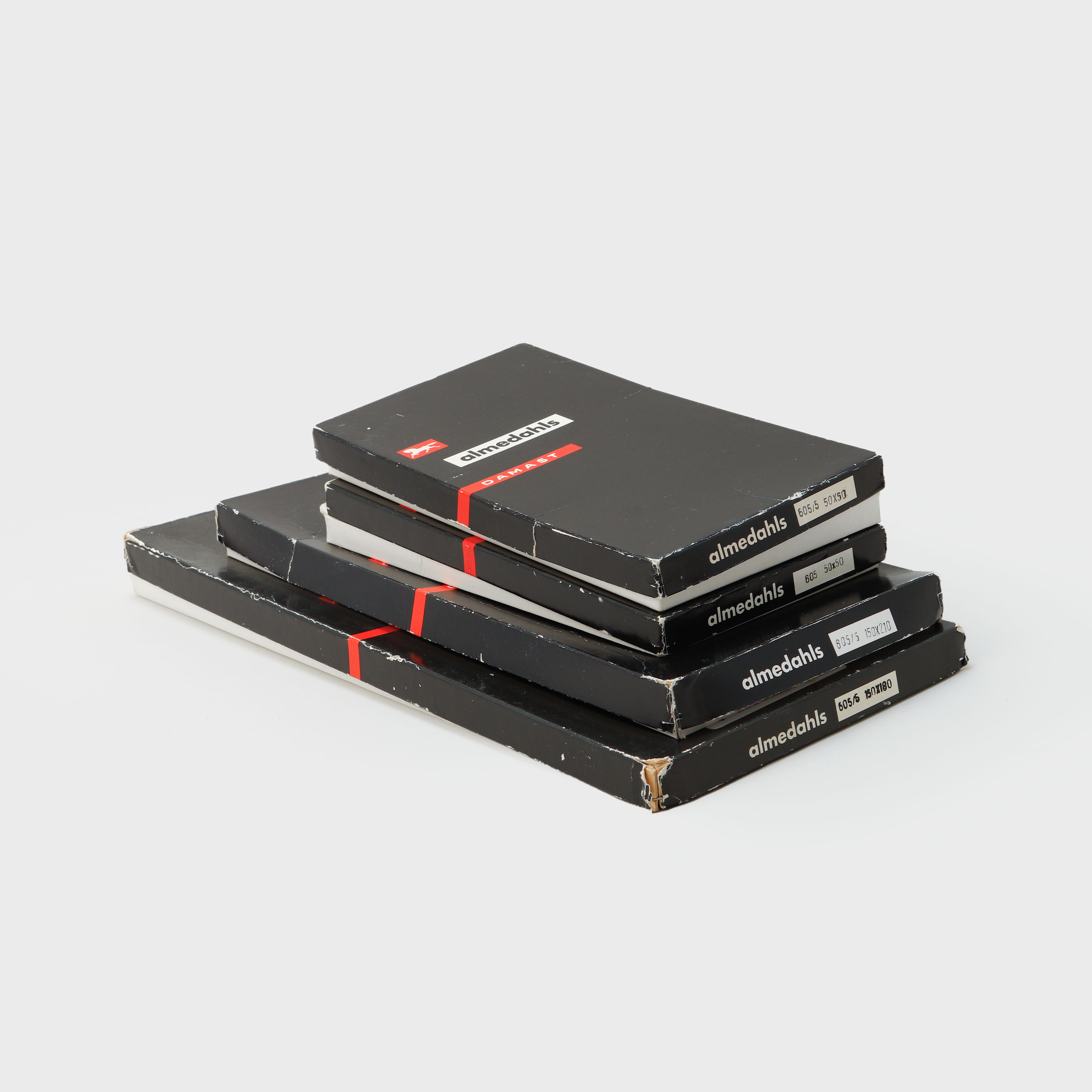 SIGNE SOHLMAN. Dukar, 2 stycken samt servetter, 14 stycken, Drakmönstret.