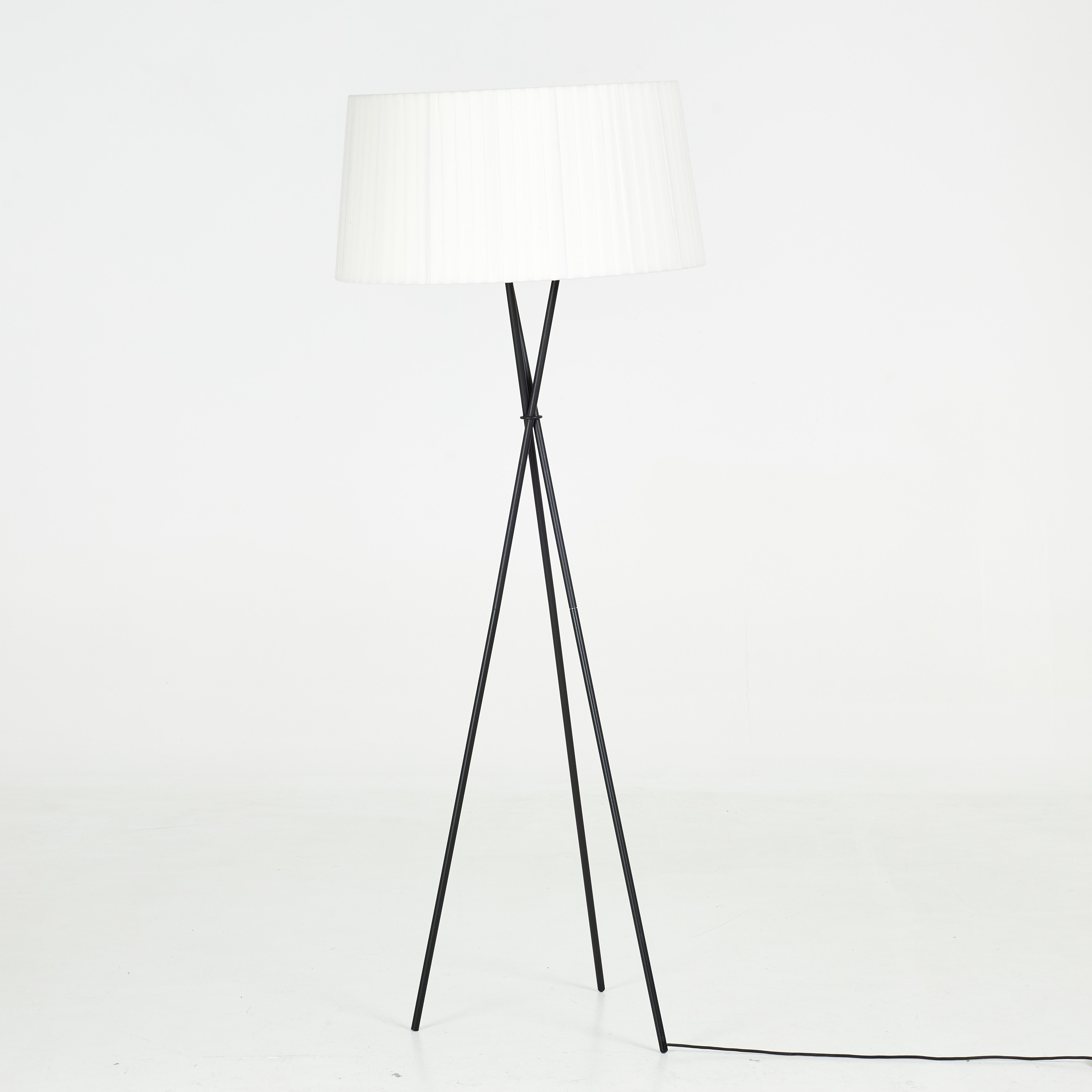 GOLVLAMPA. Santa & Cloe, Tripode G5, lackerad stomme metall, lindad textilskärm, etikettmärkt.