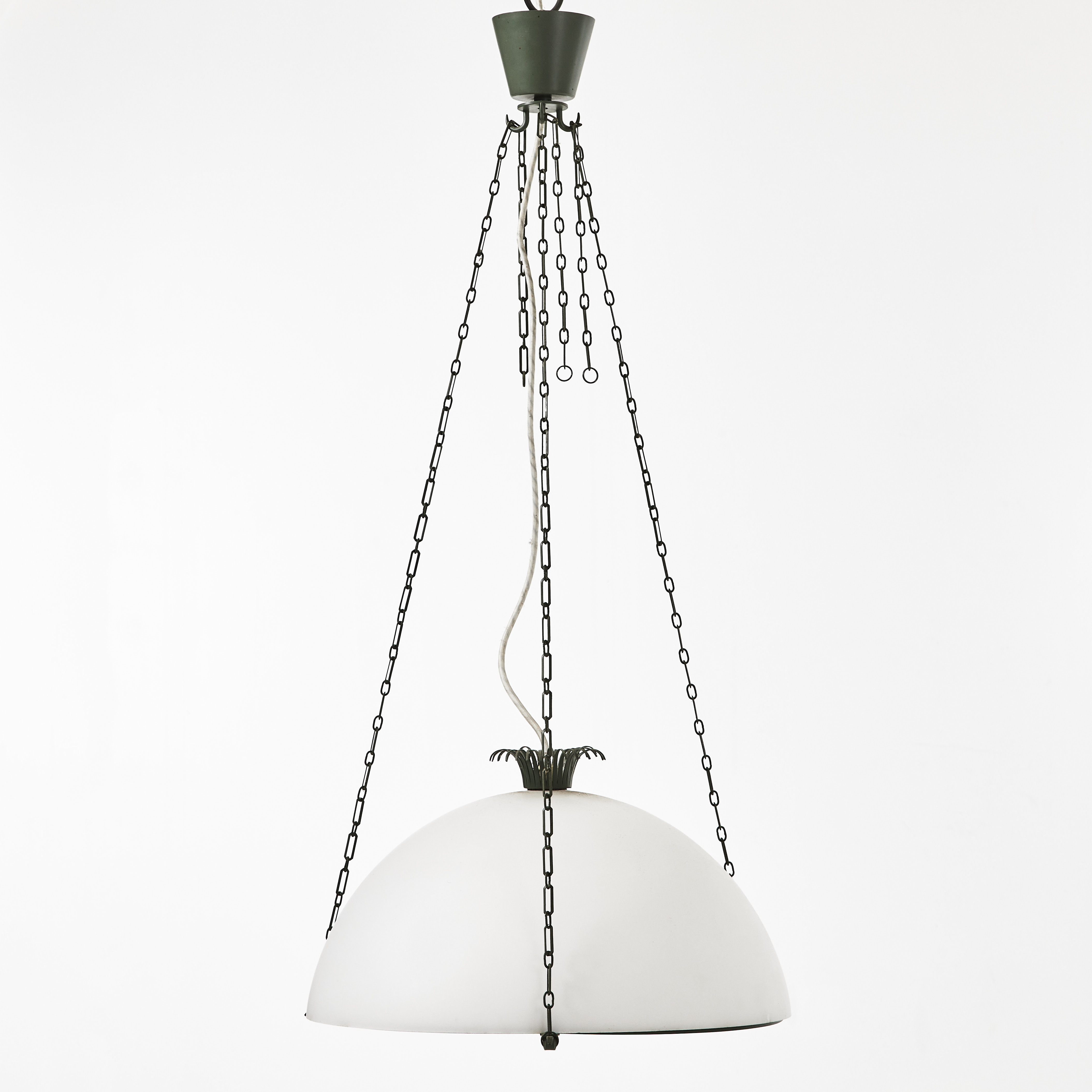 GUNNAR ASPLUND. Takarmatur. Lackerad metall med kupa i opalinglas. Asplund Pendel, Ateljé Lyktan, Åhus. Etikettmärkt.