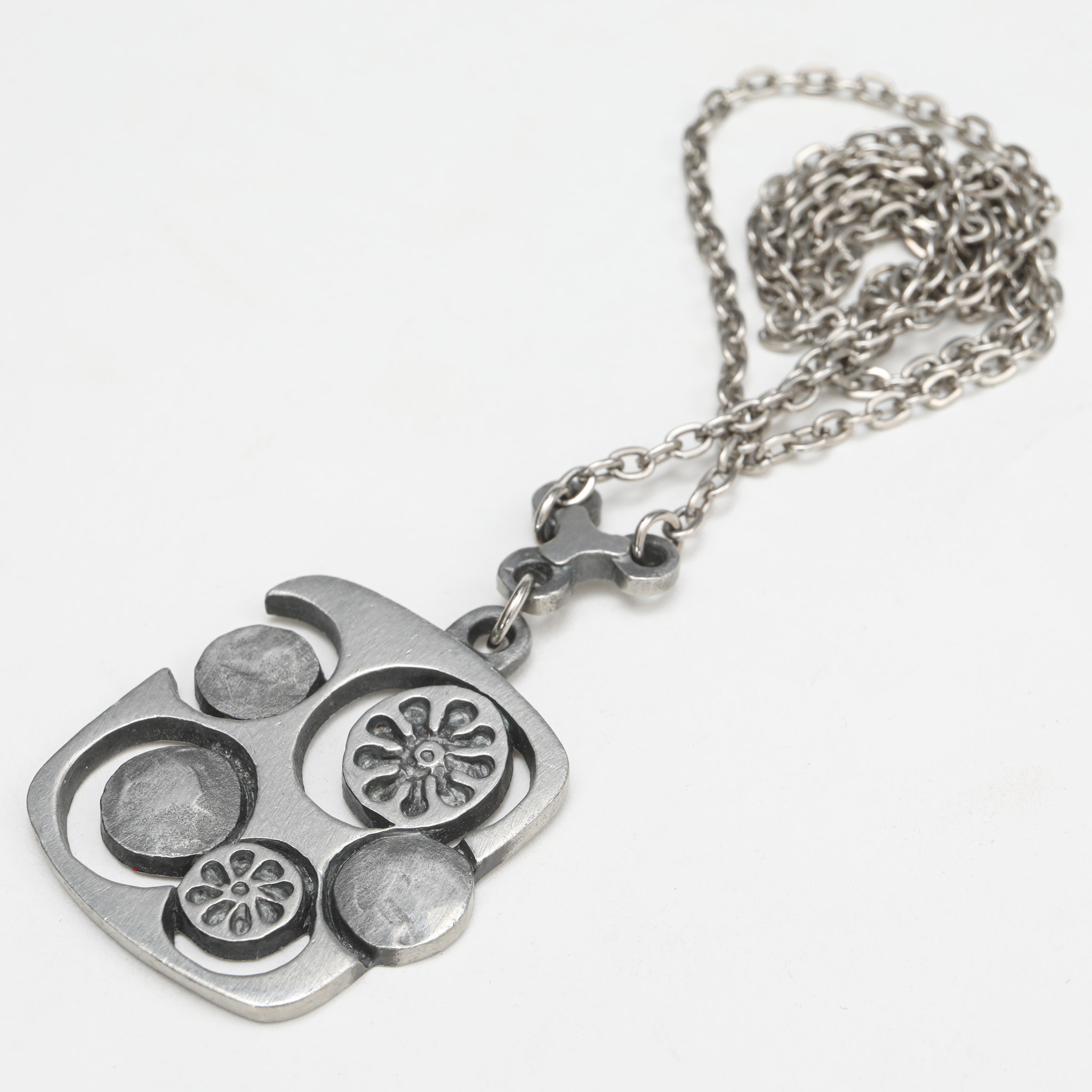 HALSBAND, hänge i tenn, märkt Tyr Sweden.