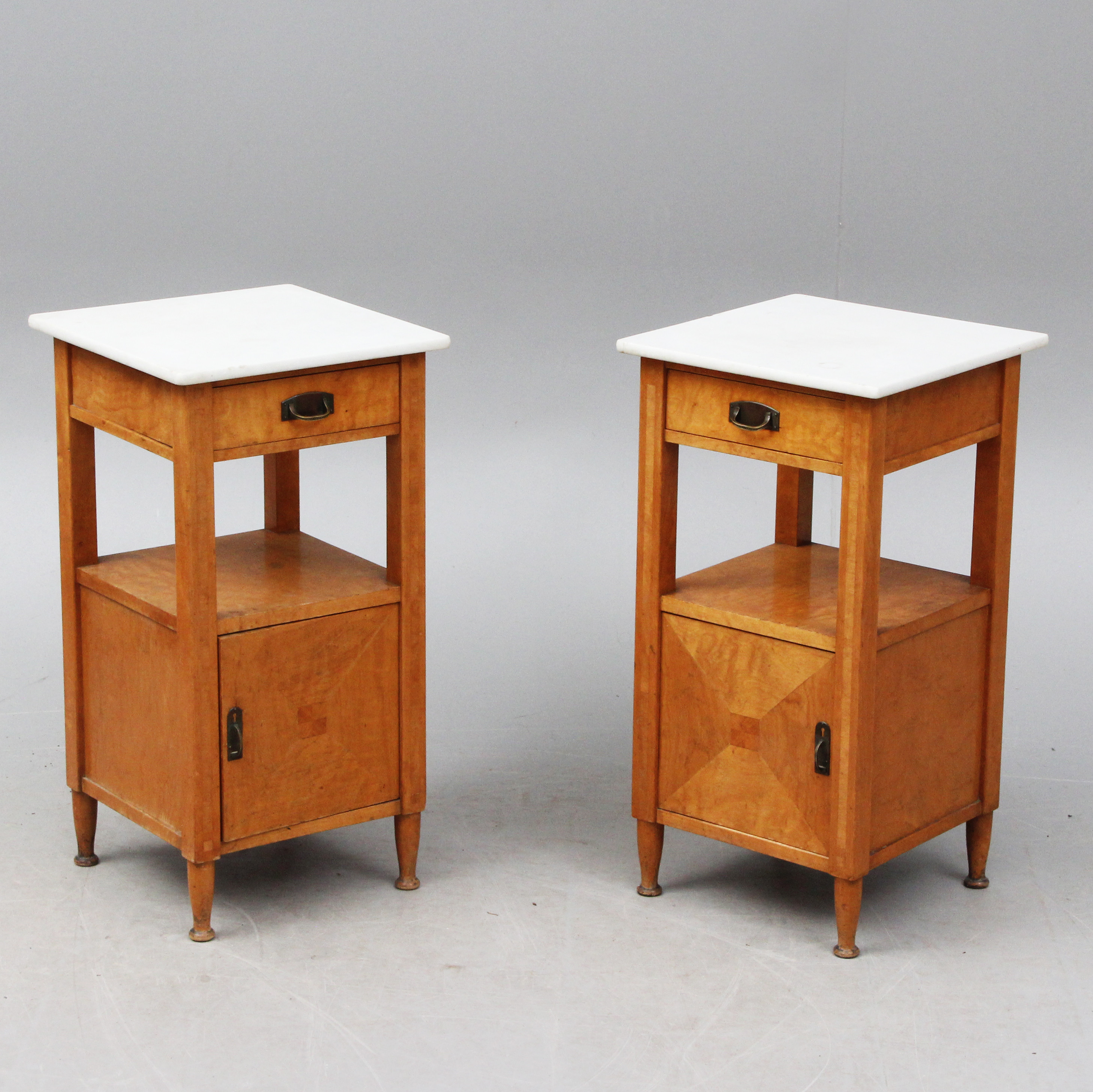 NATTDUKSBORD, 2 st, med marmorskiva.