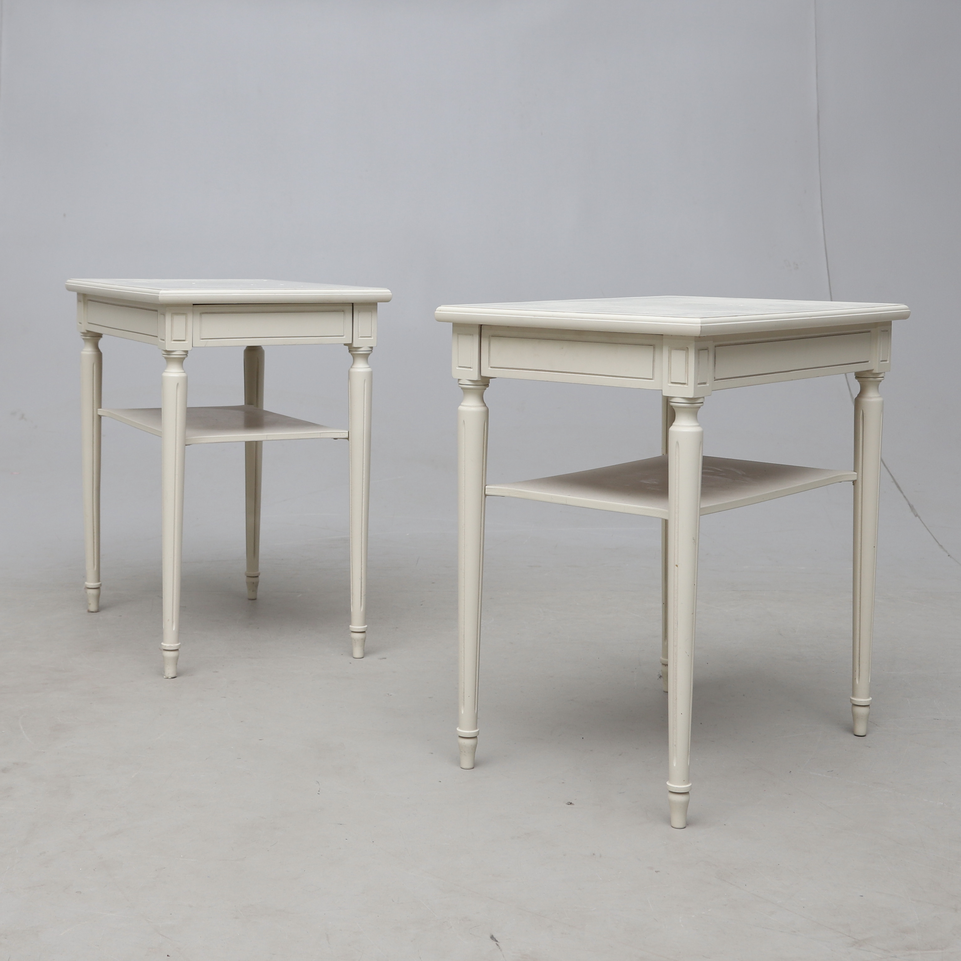 SÄNGBORD, 1 par, gustaviansk stil, Molnbäddar, Skattkärr, 1900-talets andra hälft.