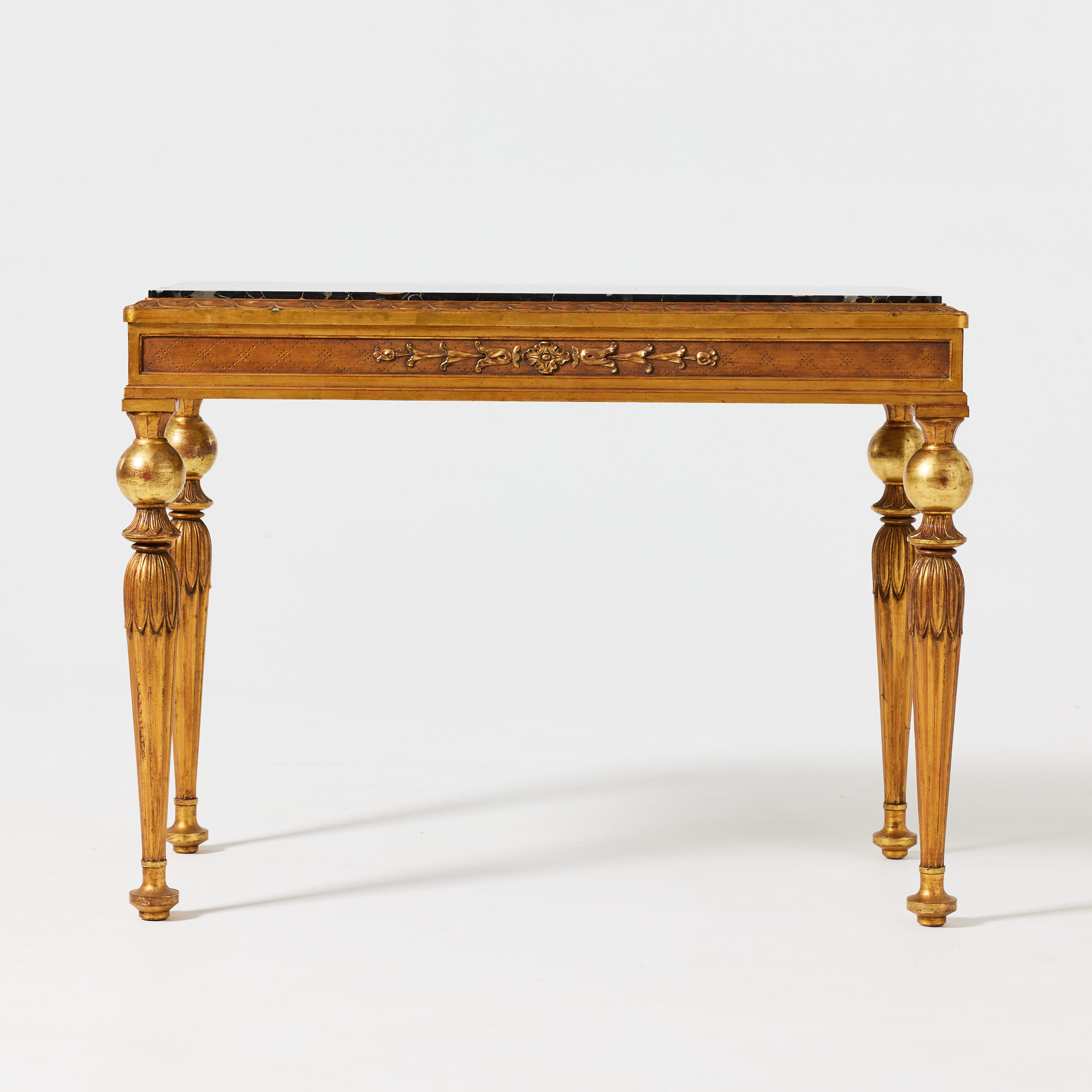 BORD, tjugotalsklassicism, bronserat och delvis förgyllt med polerat guld, skiva i portoromarmor.