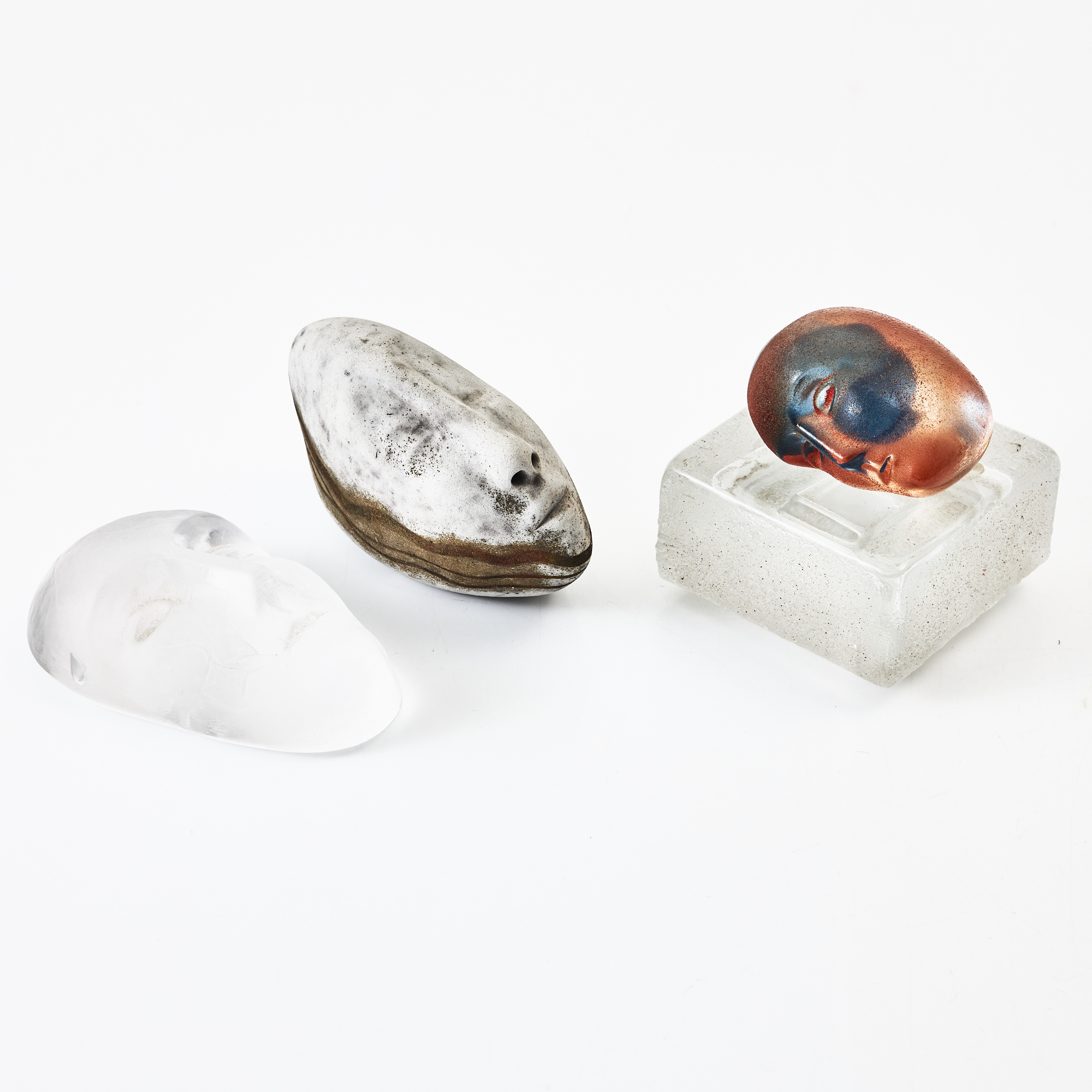 SKULPTURER, 3 st., glas och keramik, varav en signerad Bertil Vallien.