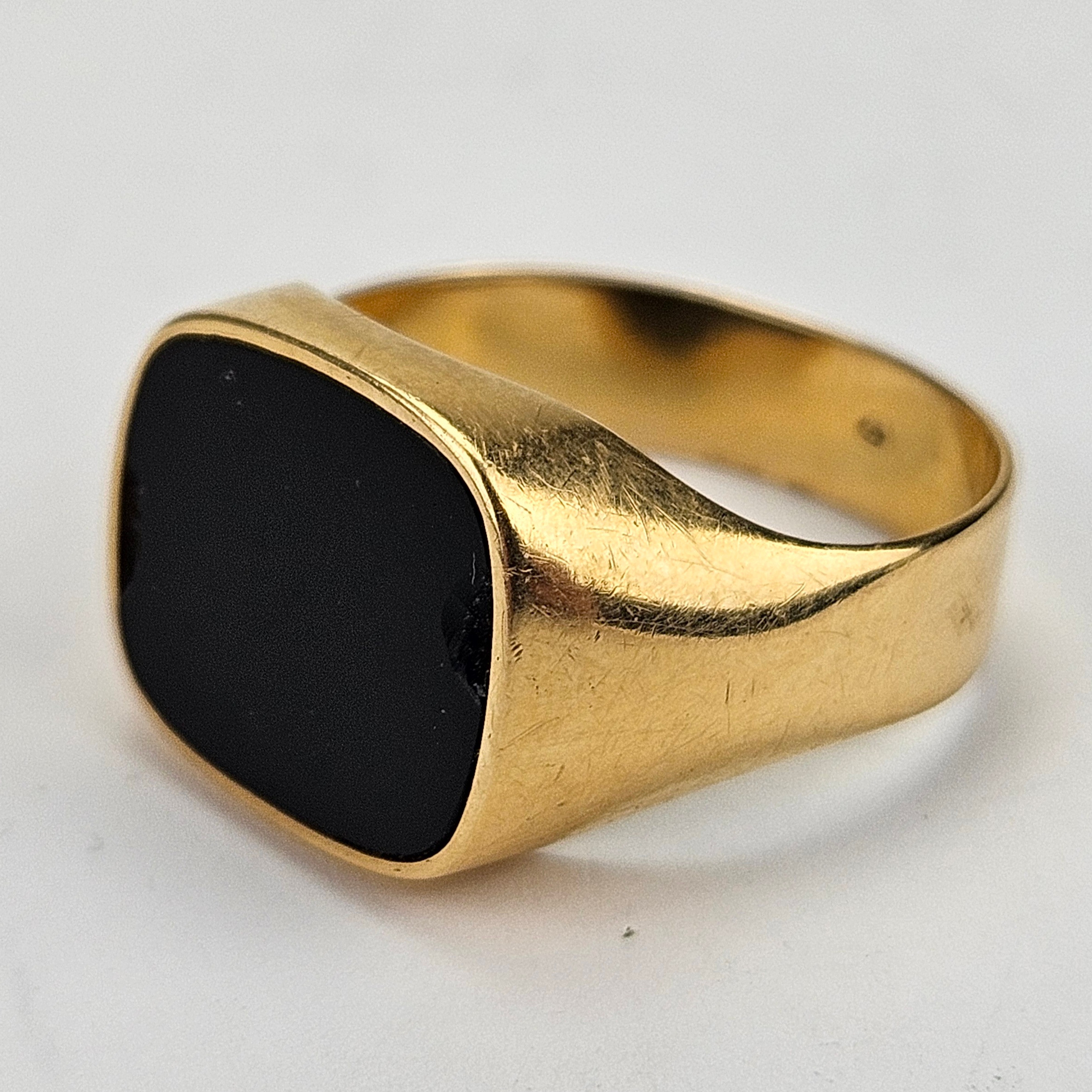 KLACKRING, guld, med svart sten, total vikt ca. 5,2 gram.