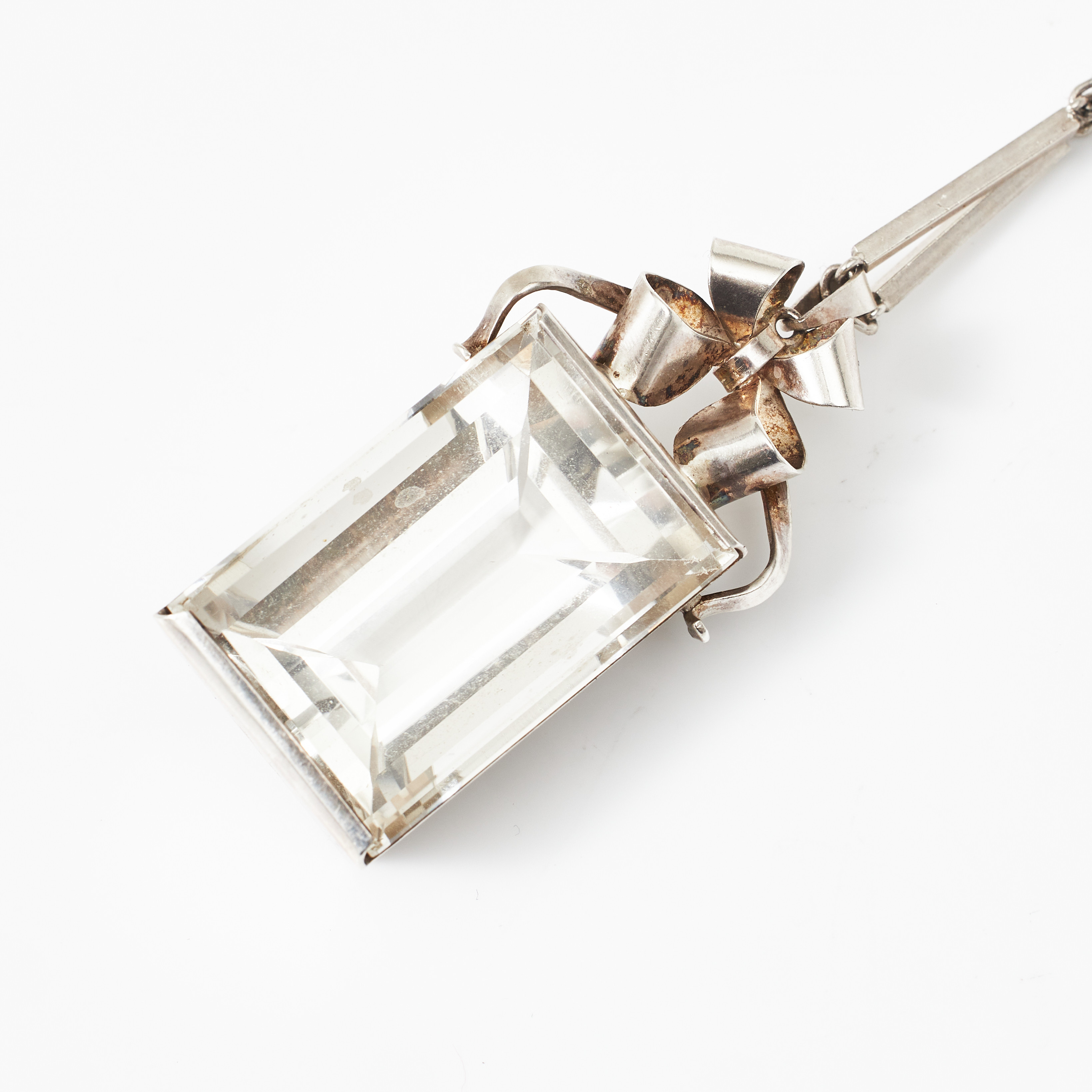 HERIBERT ENGELBERT, Hänge med kedja, silver, trappslipad bergkristall, rosettformad överdel, stavlänk med mellanliggande ringar, design Stigbert, Stockholm 1949 resp. 1947.