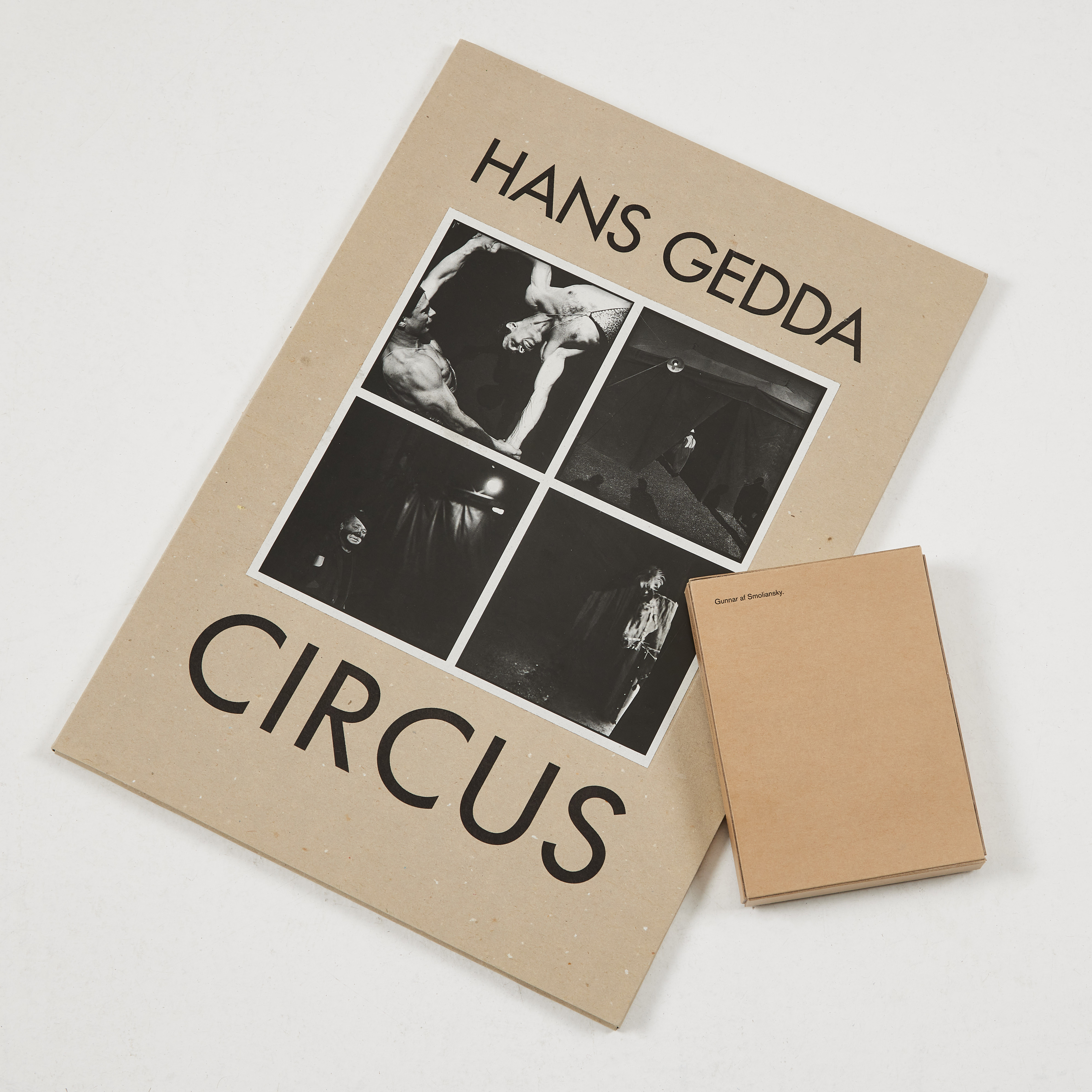 GUNNAR SMOLIANSKY OCH HANS GEDDA. Kartong med 12 st fotografier samt Hans Gedda "Cirkus".