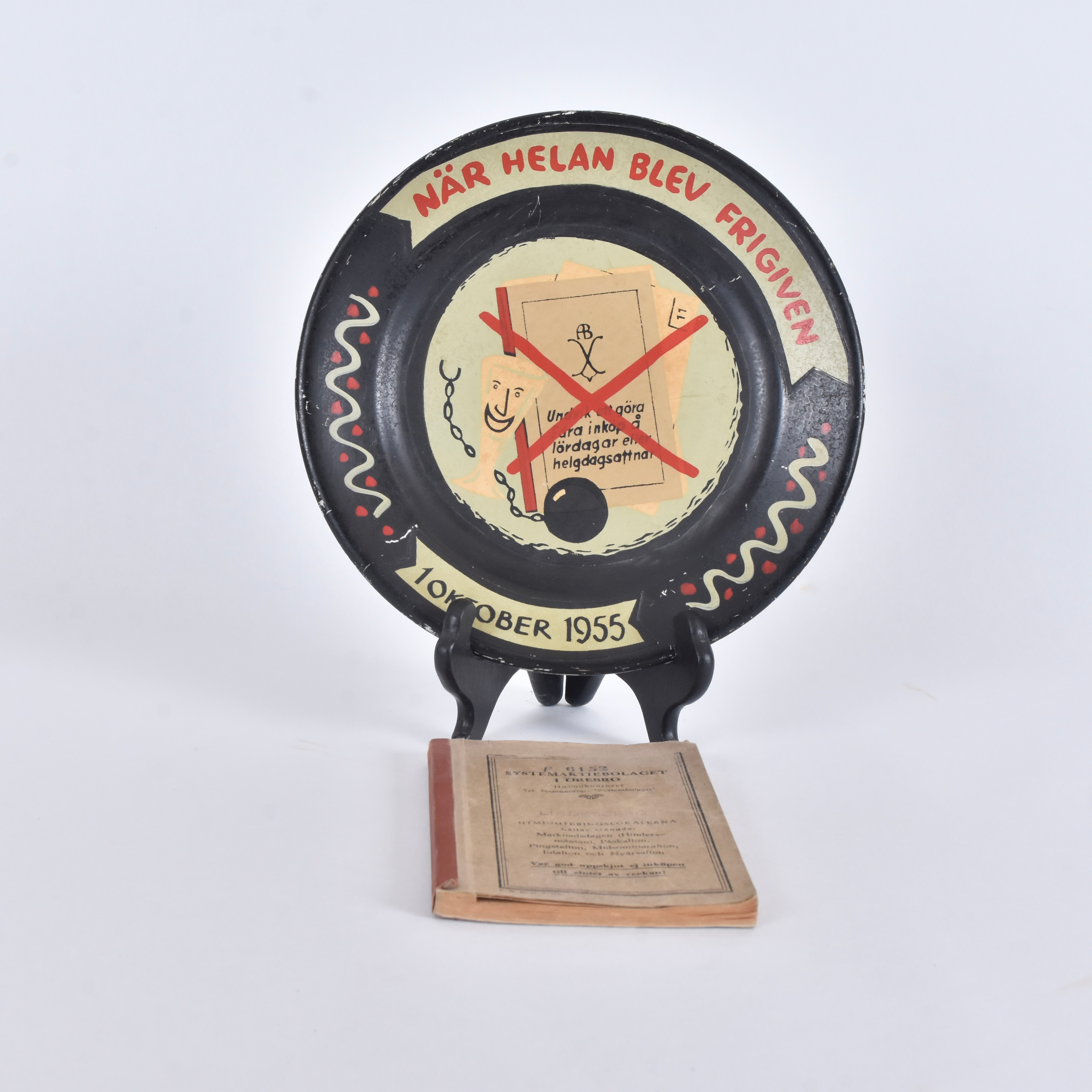 MINNESTALLRIK, porslin, När helan blev frigiven, 1-oktober 1955. Medföljer motbok Systembolaget Örebro.