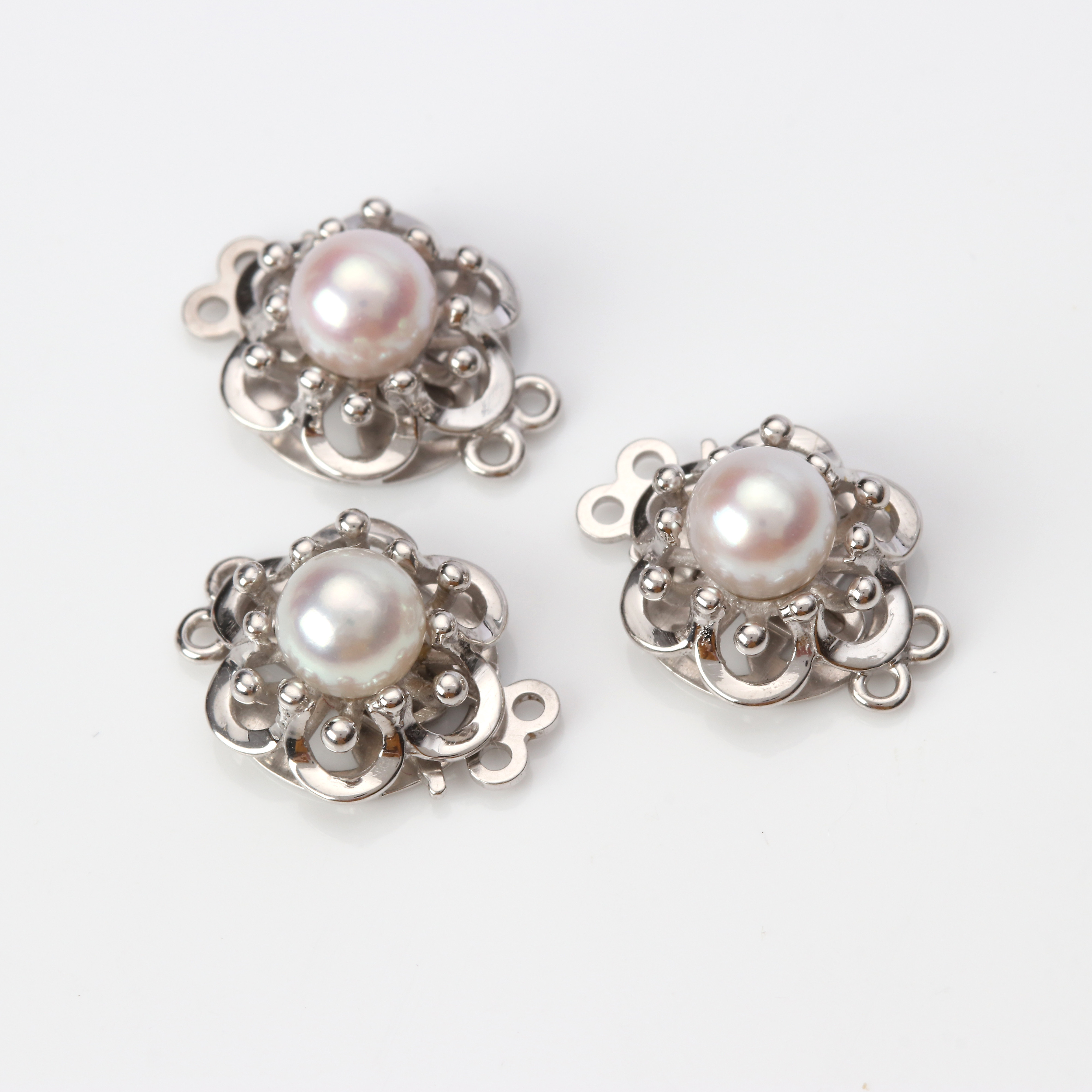 COLLIERLÅS, TRE ST. 18k vitguld med odlade pärlor, totalvikt ca 6,2 gram.