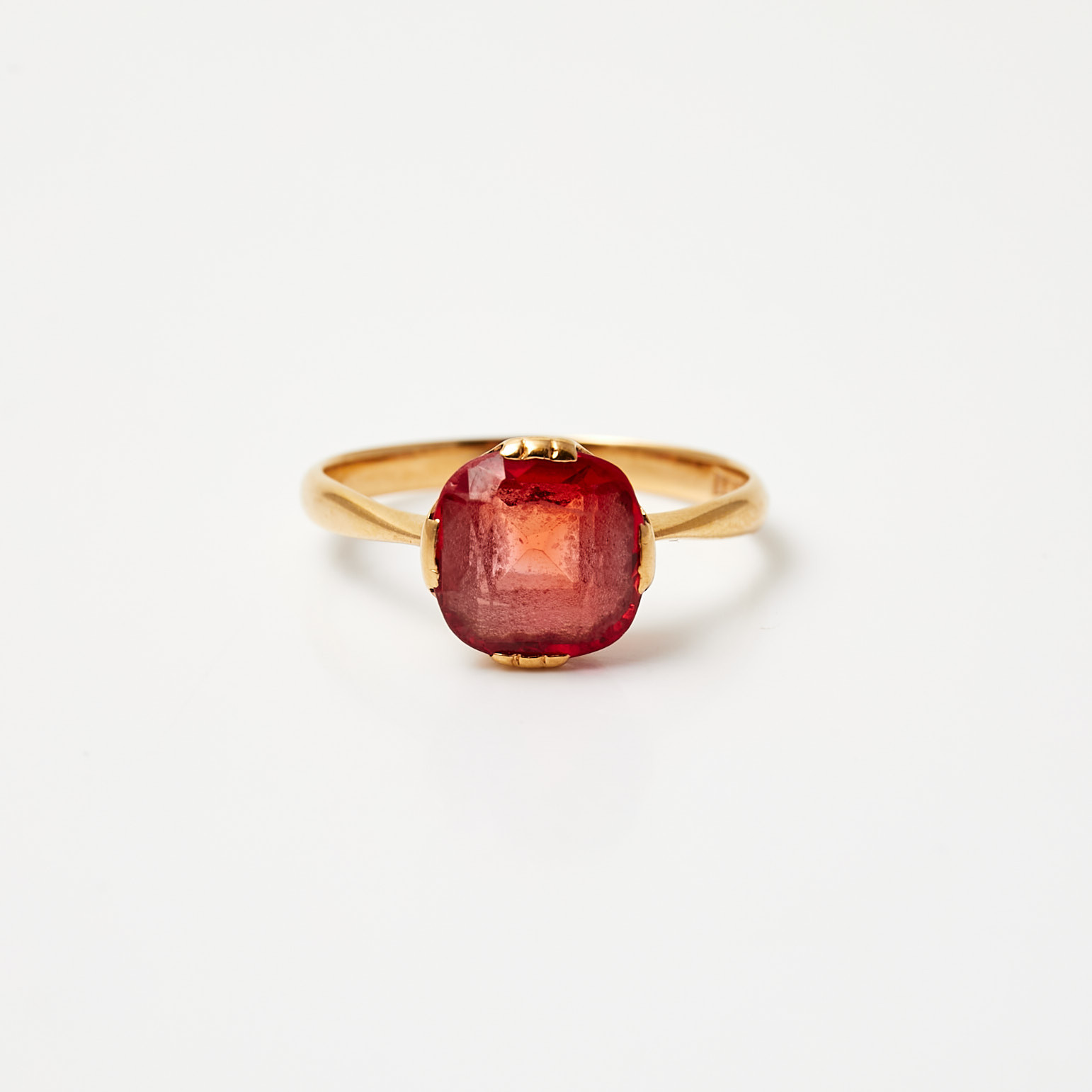 RING, 18 k guld, syntetisk rubin, Moberg E, Ystad 1930.