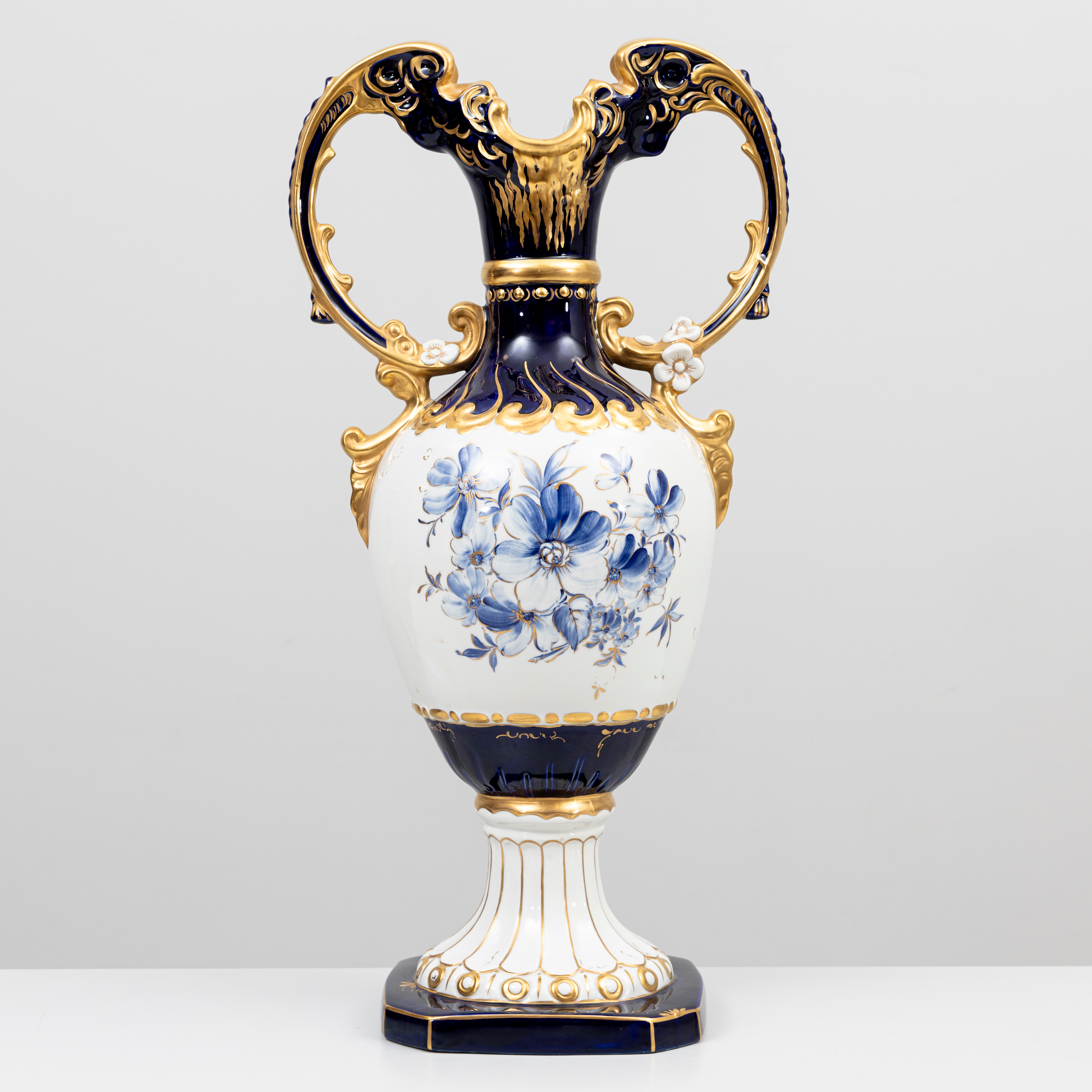 PRAKTVAS, porslin, 5016. Royal Dux.