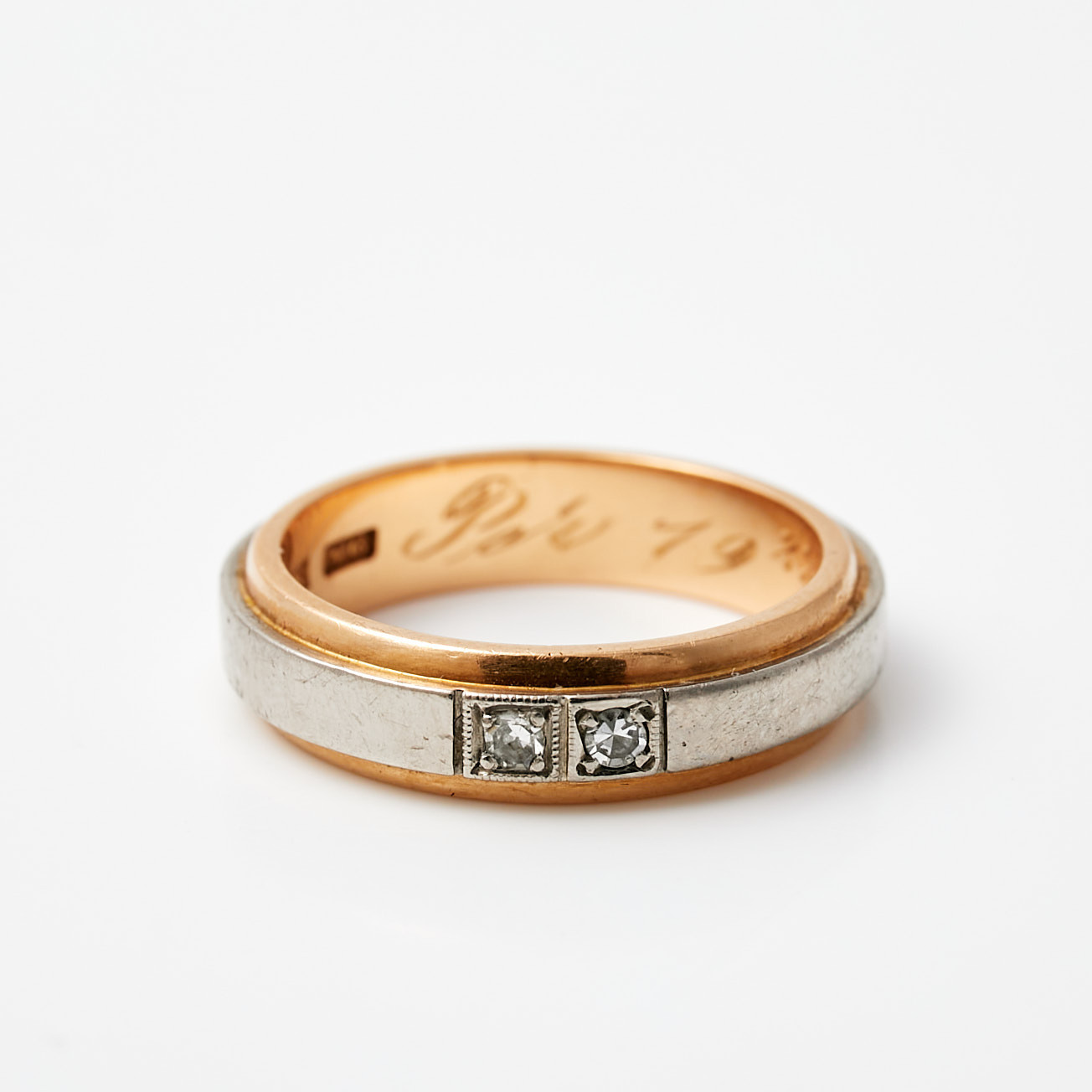 RING, 18 k röd samt vitguld, dekor av 2 åttkantslipade diamanter, G. F. Hallengren, Malmö, 1900.