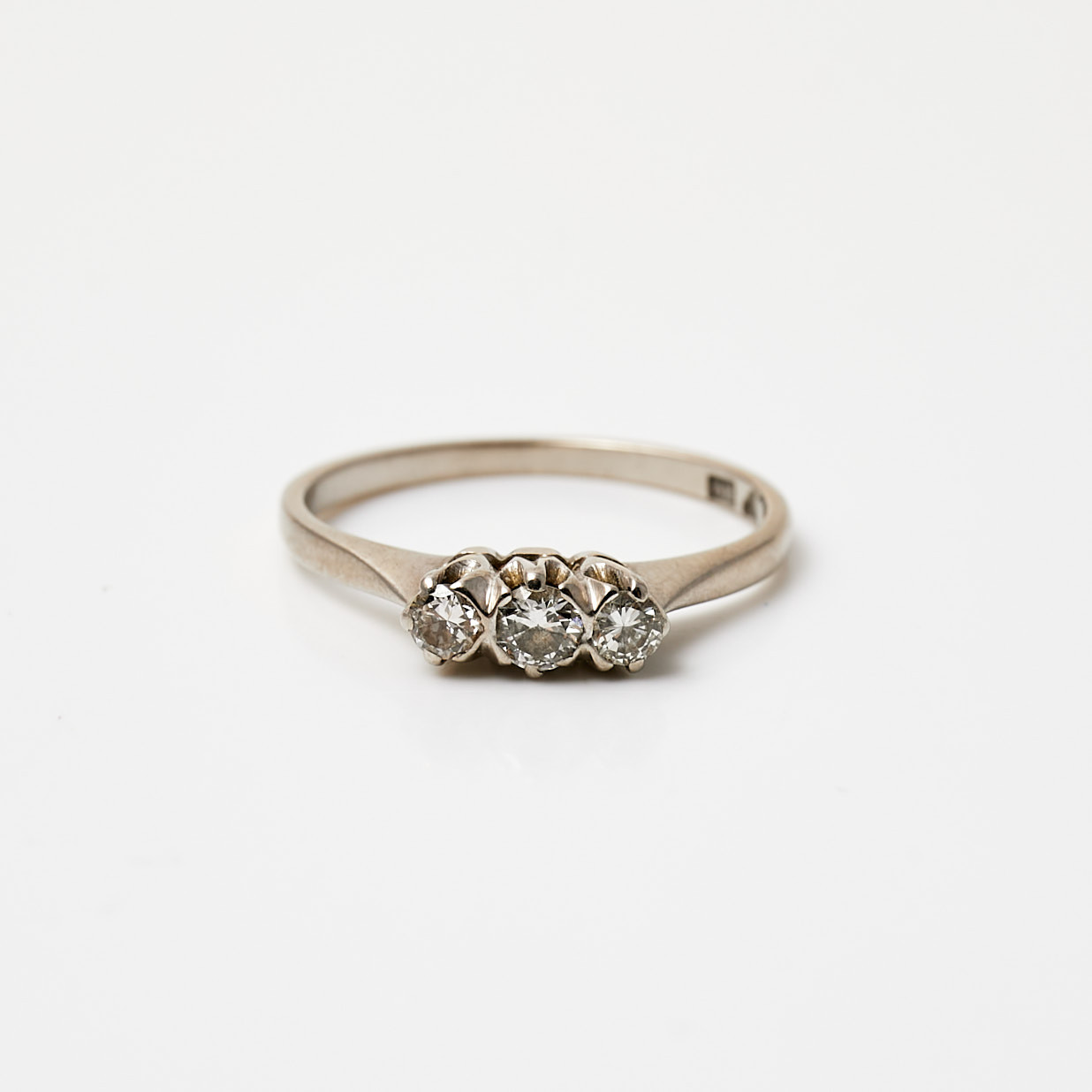 RING, 18 k vitguld, 3 briljantslipade diamanter, 0,22 ct, GD & Co, Malmö, 1952.