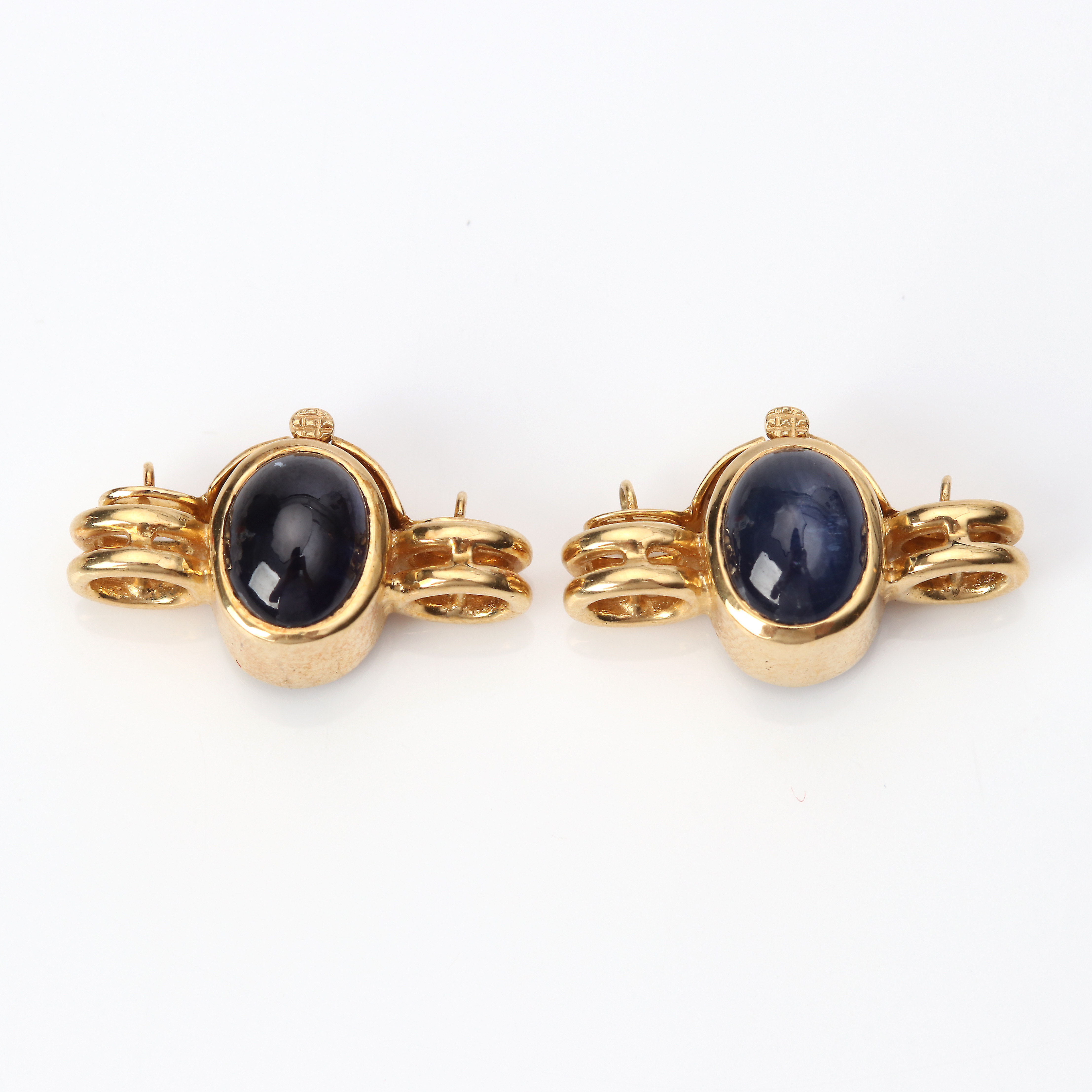 COLLIERLÅS, TVÅ ST. 18k guld med cabochonslipad safirer, totalvikt ca 6,9 gram.