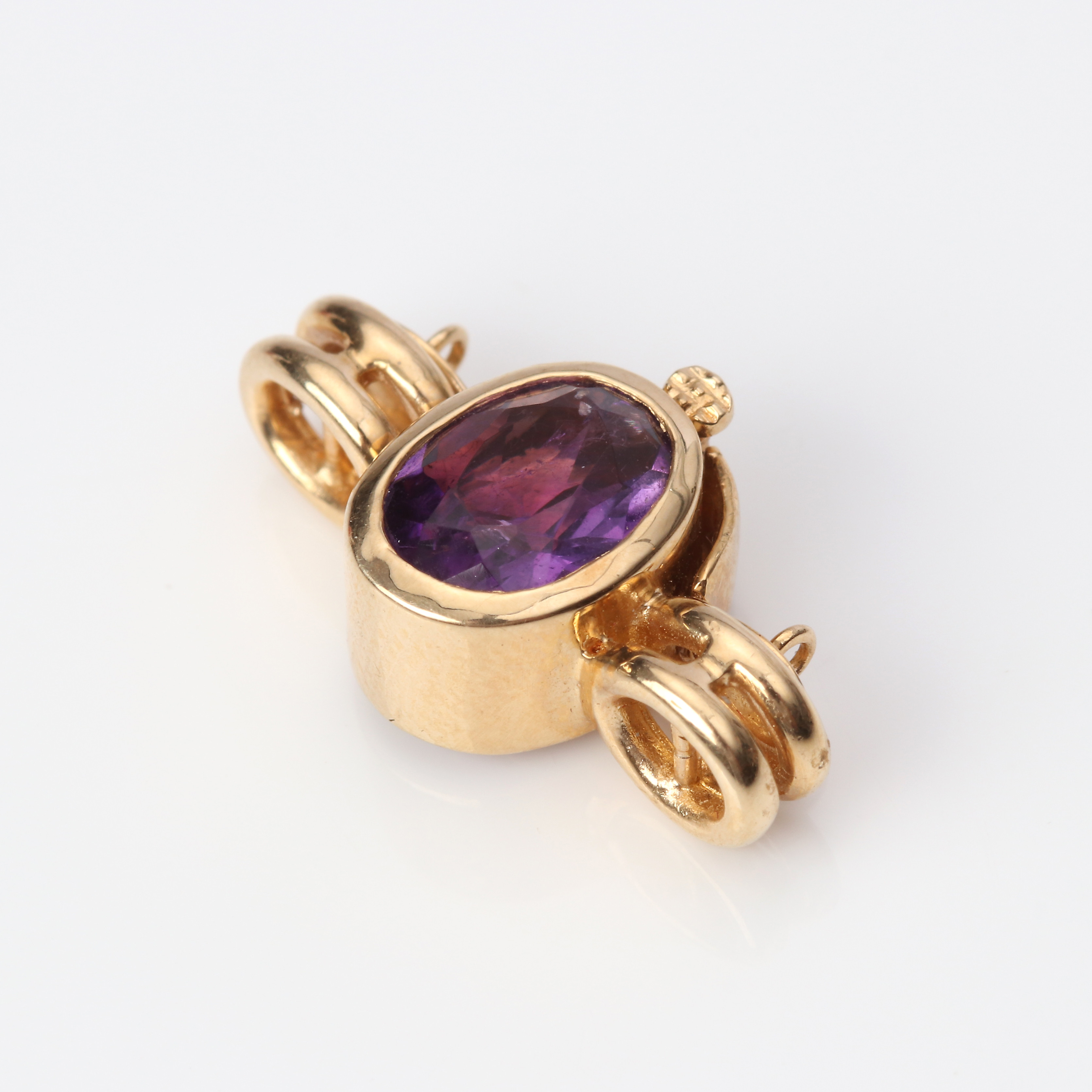 COLLIERLÅS. 14k guld med en fasetterad ametist, totalvikt ca 2,9 gram.