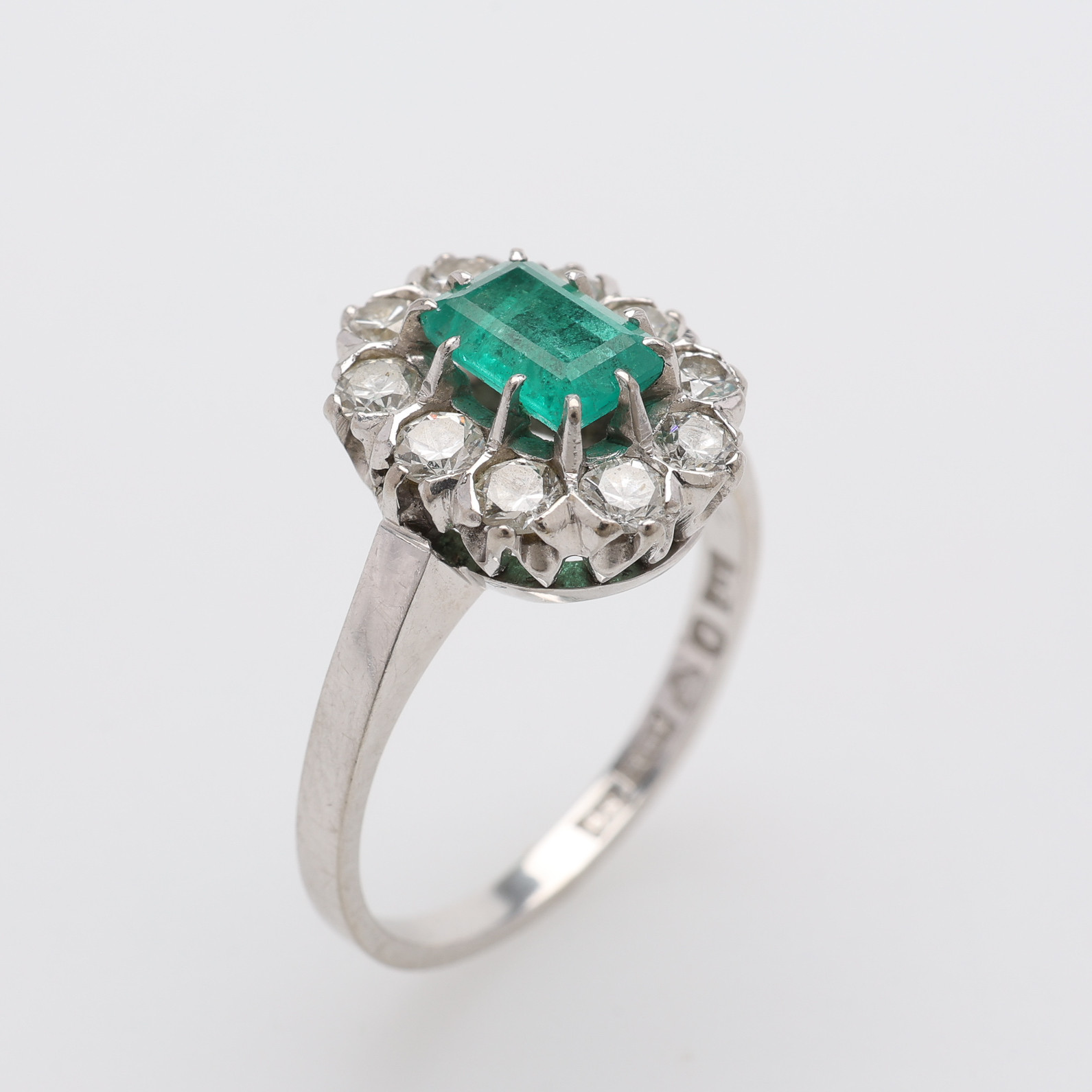 RING, 18K VITT GULD, MED SMARAGD SAMT TIO DIAMANTER, VIKT 3,6 GRAM.