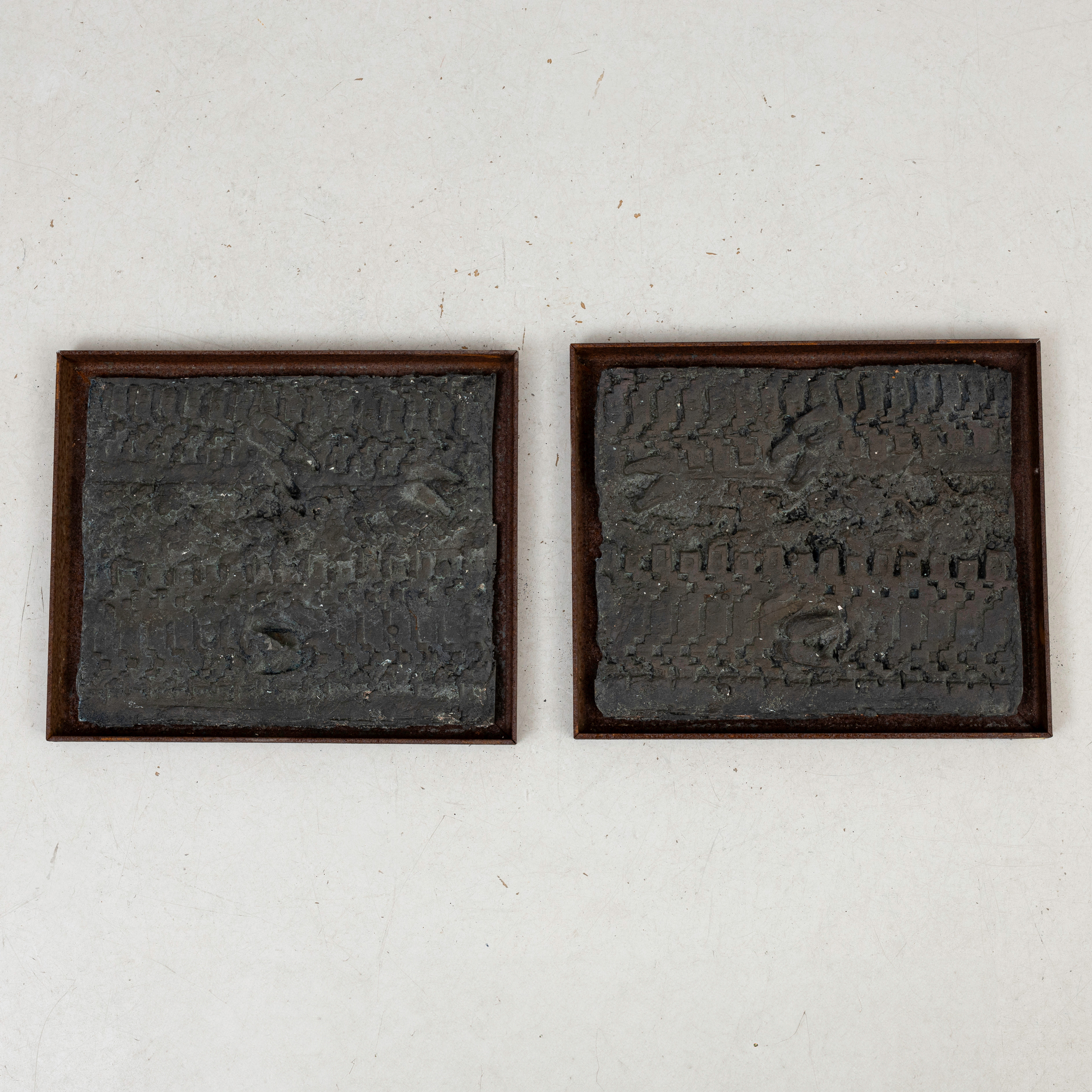 OKÄND KONSTNÄR. VÄGGPLAKETTER, 2 st, brons och järn.