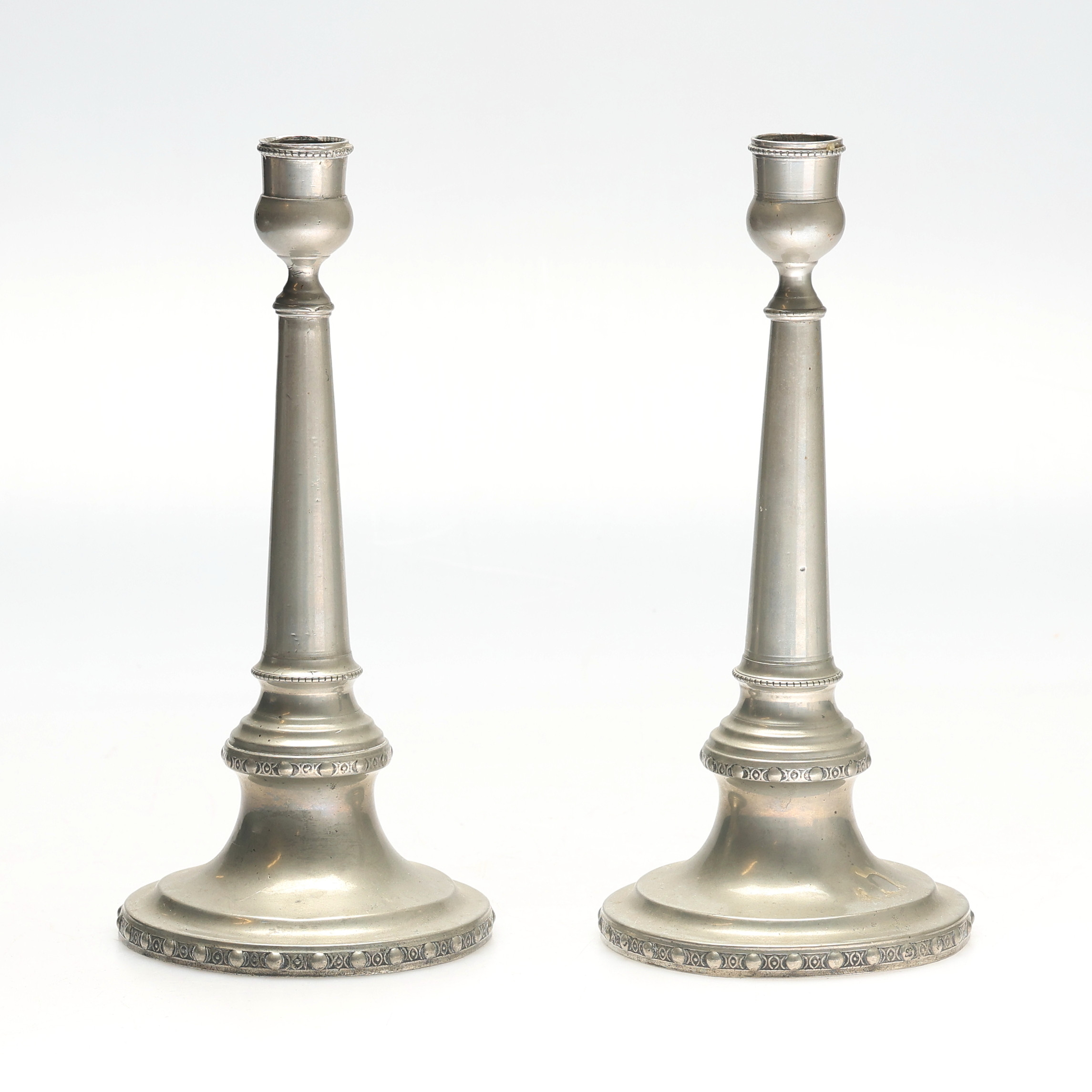 MARTIN GUSTAV MOBERG. Ljusstakar, ett par, gustavianska, tenn, Jönköping, daterade 1786.