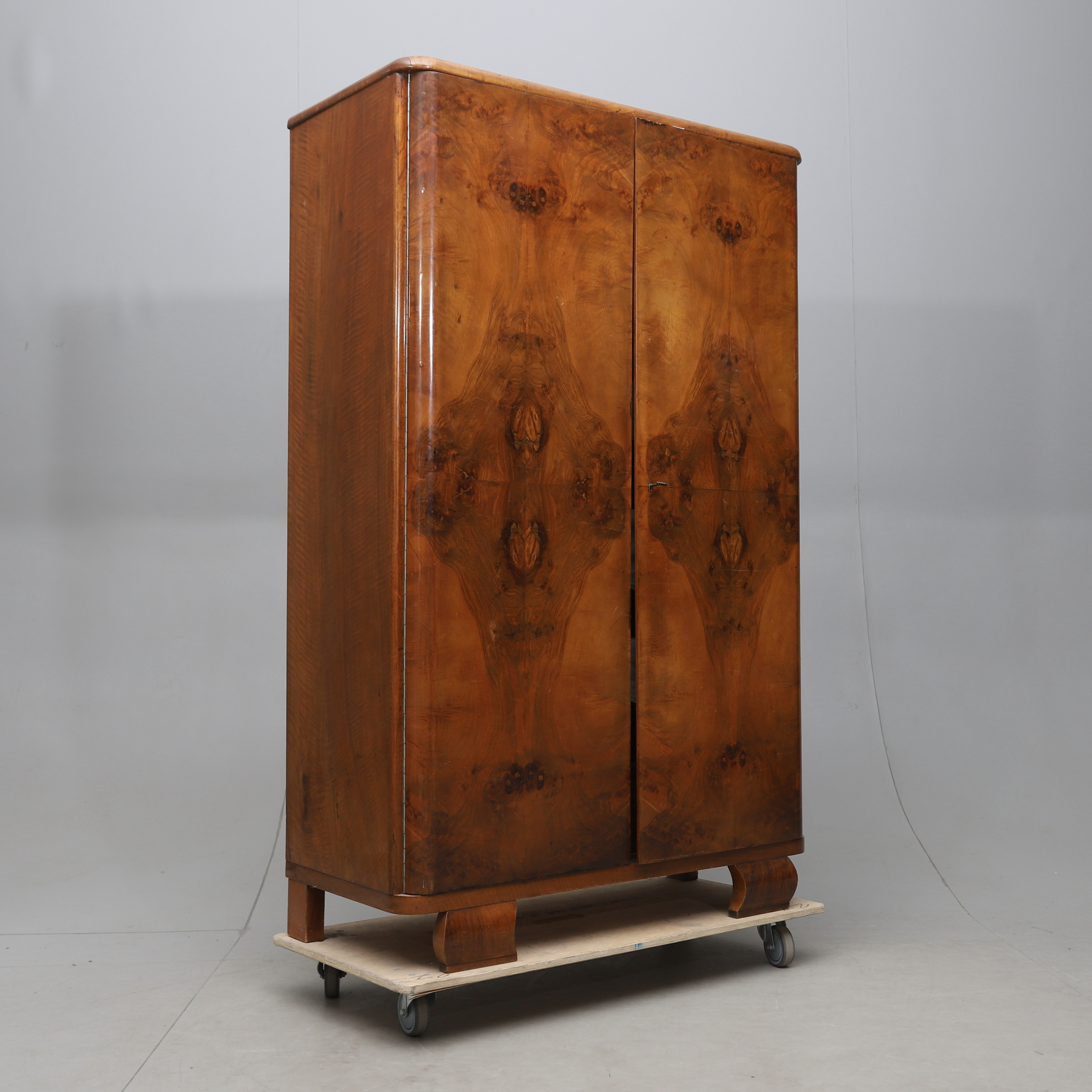 LINNESKÅP, valnöt, Art deco, 1900-talets första hälft.