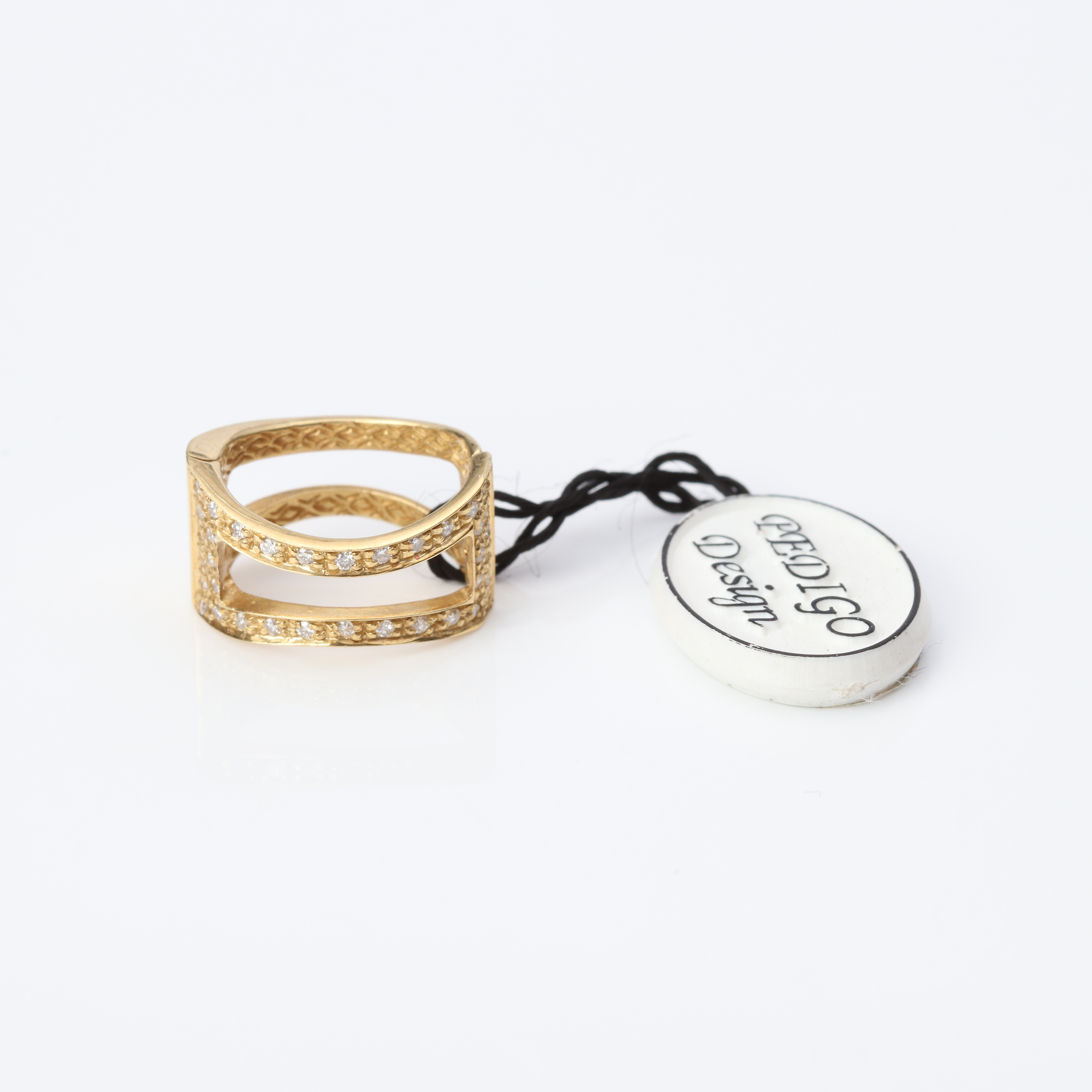 SCARF/COLLIERKLÄMMA. 18k guld med briljantslipade diamanter, totalvikt ca 5,1 gram.