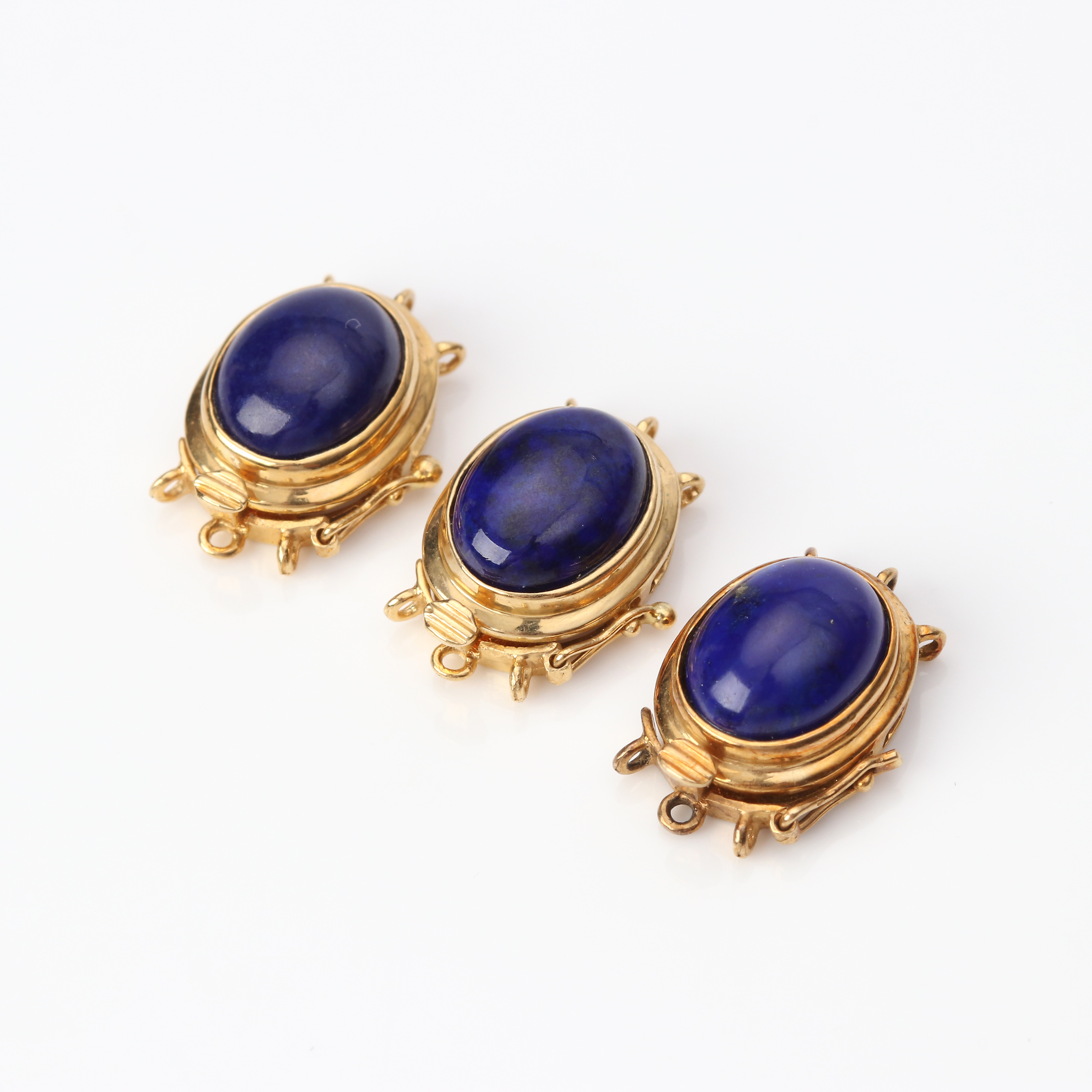 COLLIERLÅS, TRE ST. 18k guld med lapis lazuli, totalvikt ca 7,9 gram.