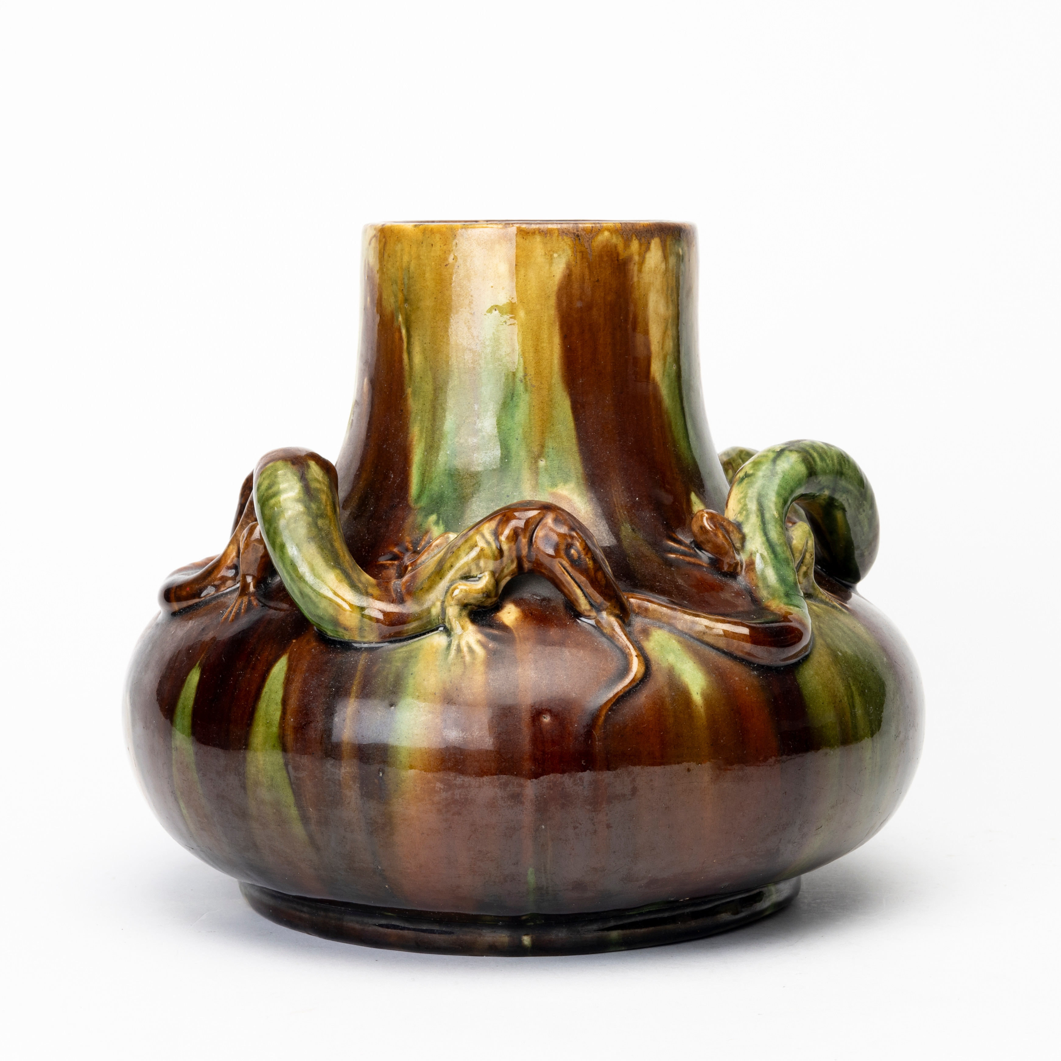 KARL  SVENSSON. Vas, jugend, med dekor av ödlor, Höganäs.