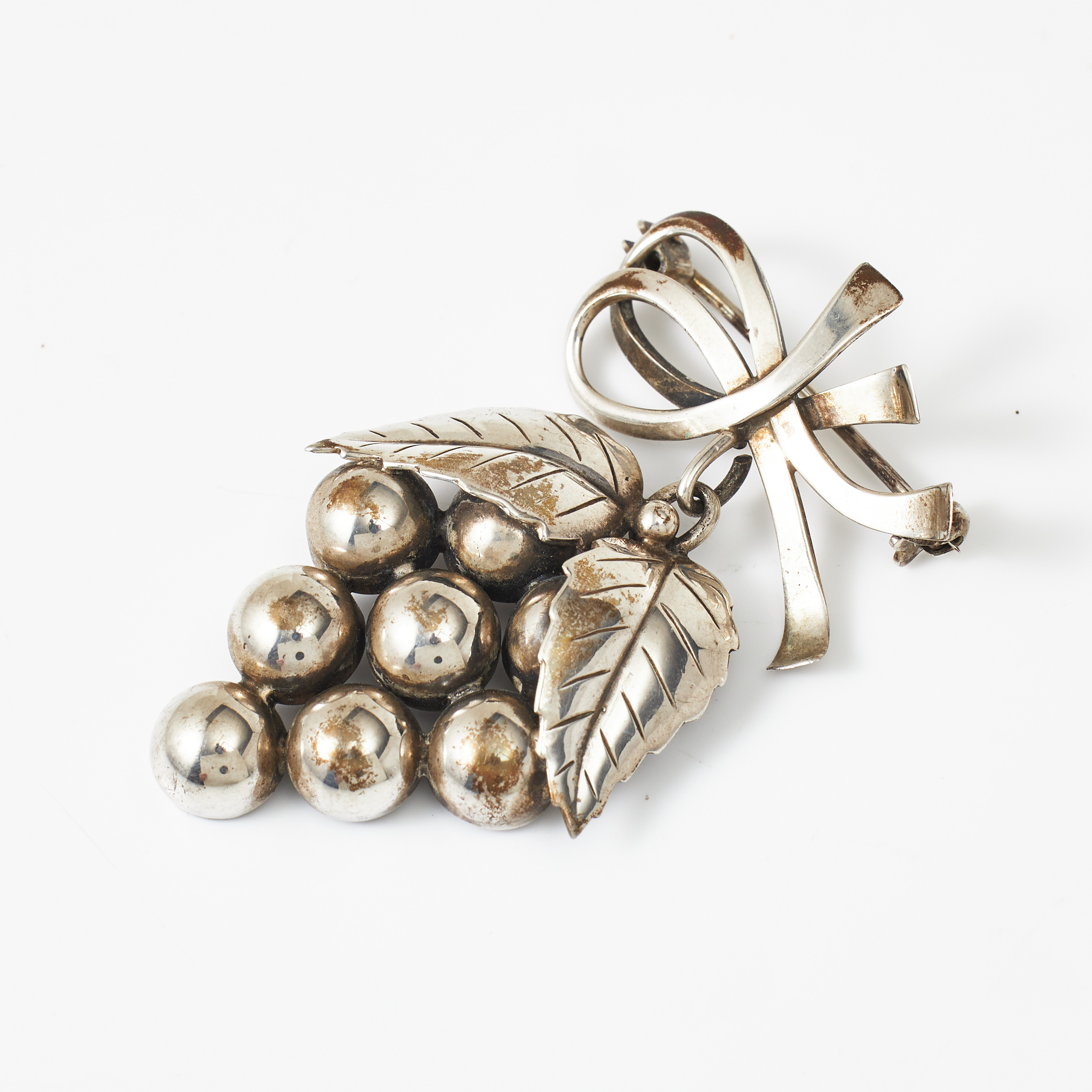 JOHN LAURITZEN, (Köpenhamn 1955-1981), brosch, silver, i form av en vindruvsklase.