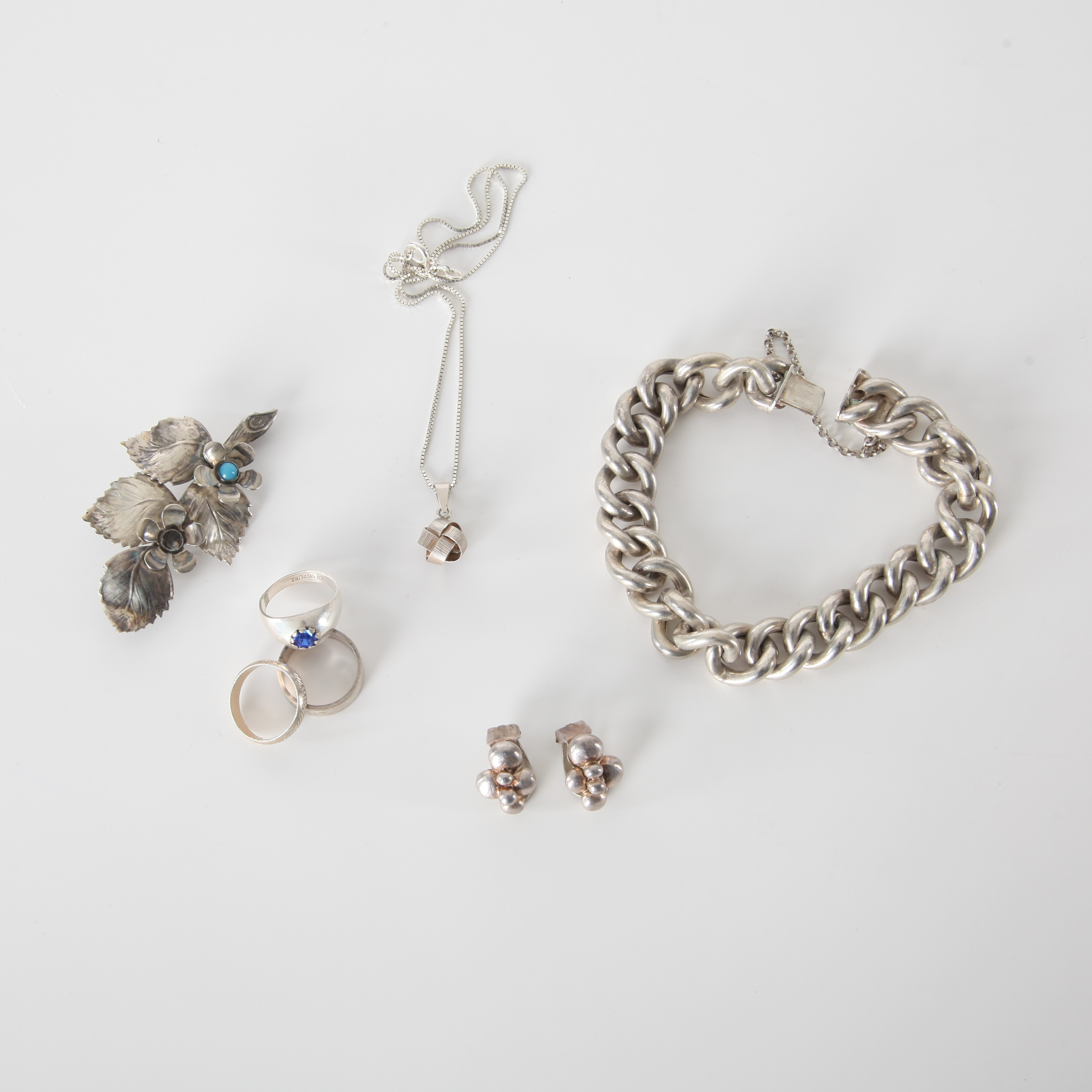SILVERSMYCKEN, 10 delar, ringar, armband, halsband, hänge, örhängen och brosch.