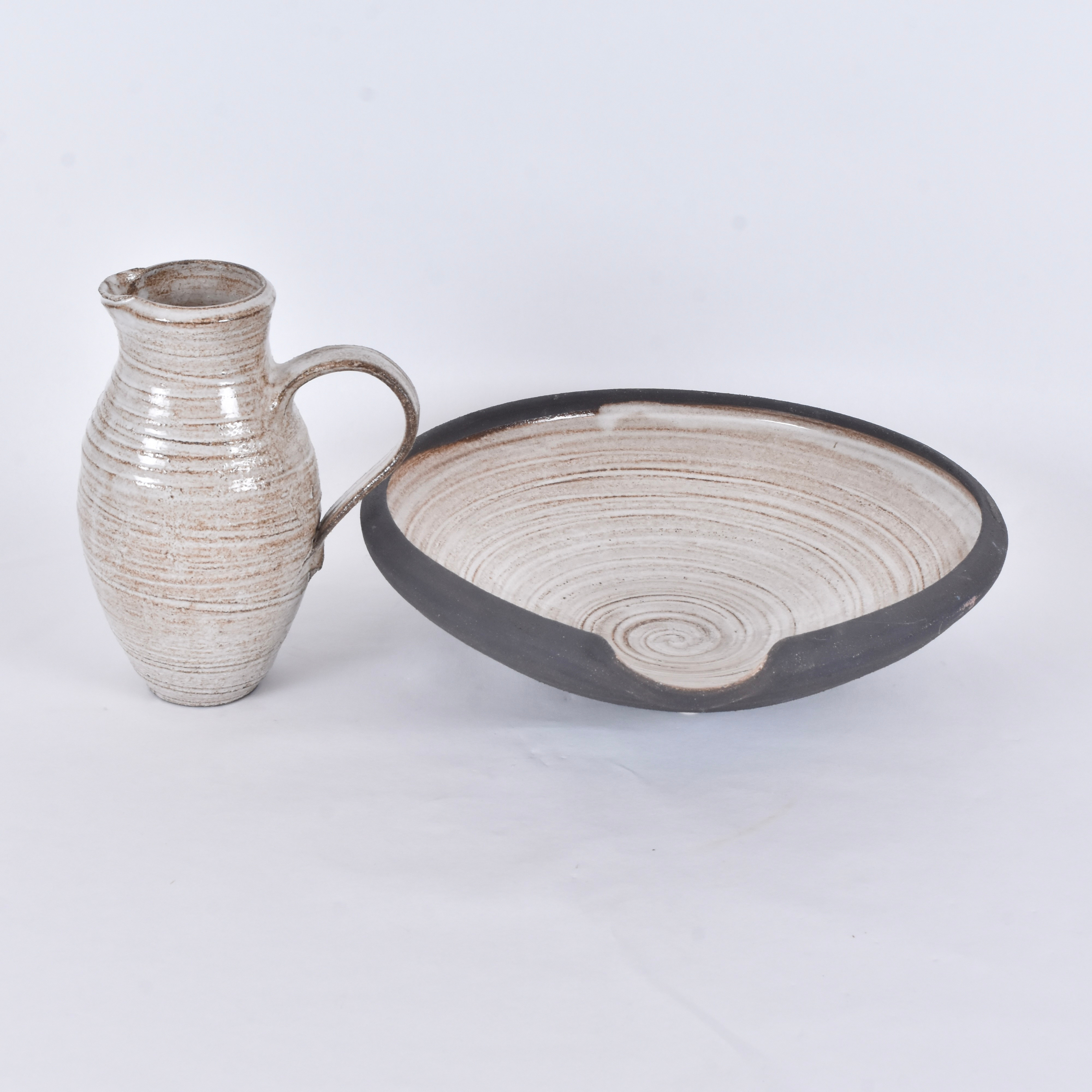 KARIN GABRIELSSON. tvättfat och handkanna, glaserad keramik, Halmstad modern tillverkning.