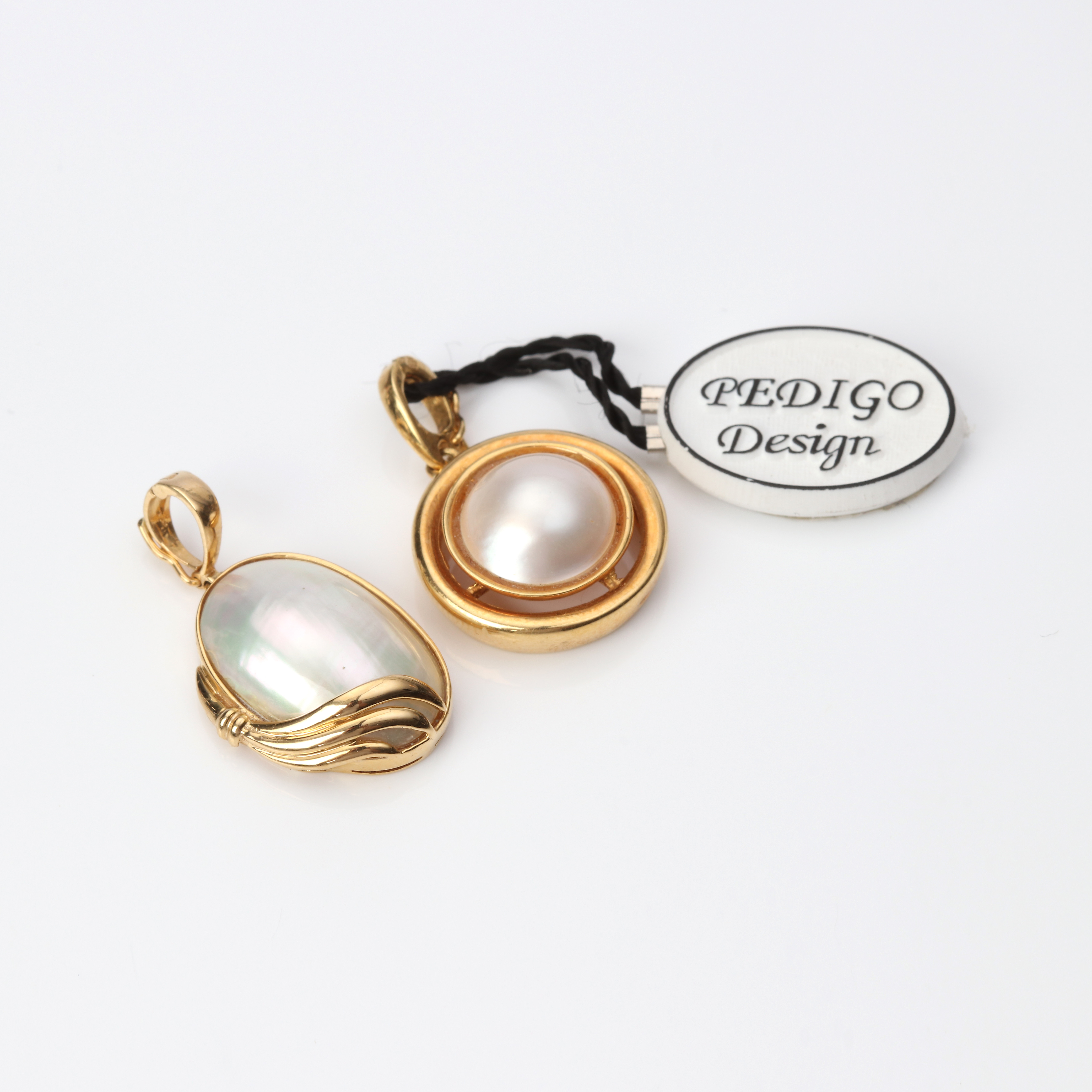 HÄNGEN, TVÅ ST. 18k guld med en mabepärlor, totalvikt ca 8,7 gram.