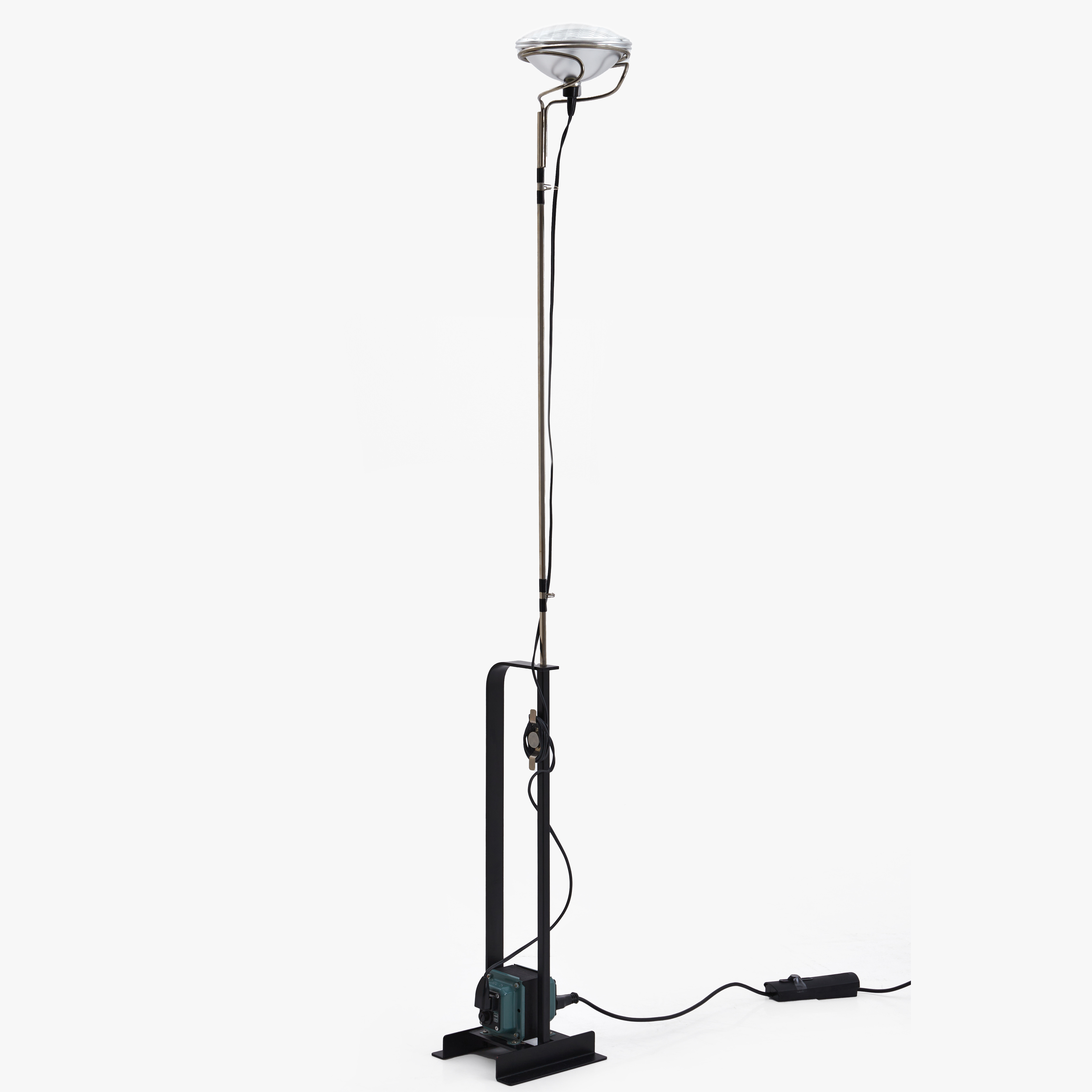 ACHILLE & PIER CASTIGLIONI. Golvlampa, "Toio", Flos, Italien.