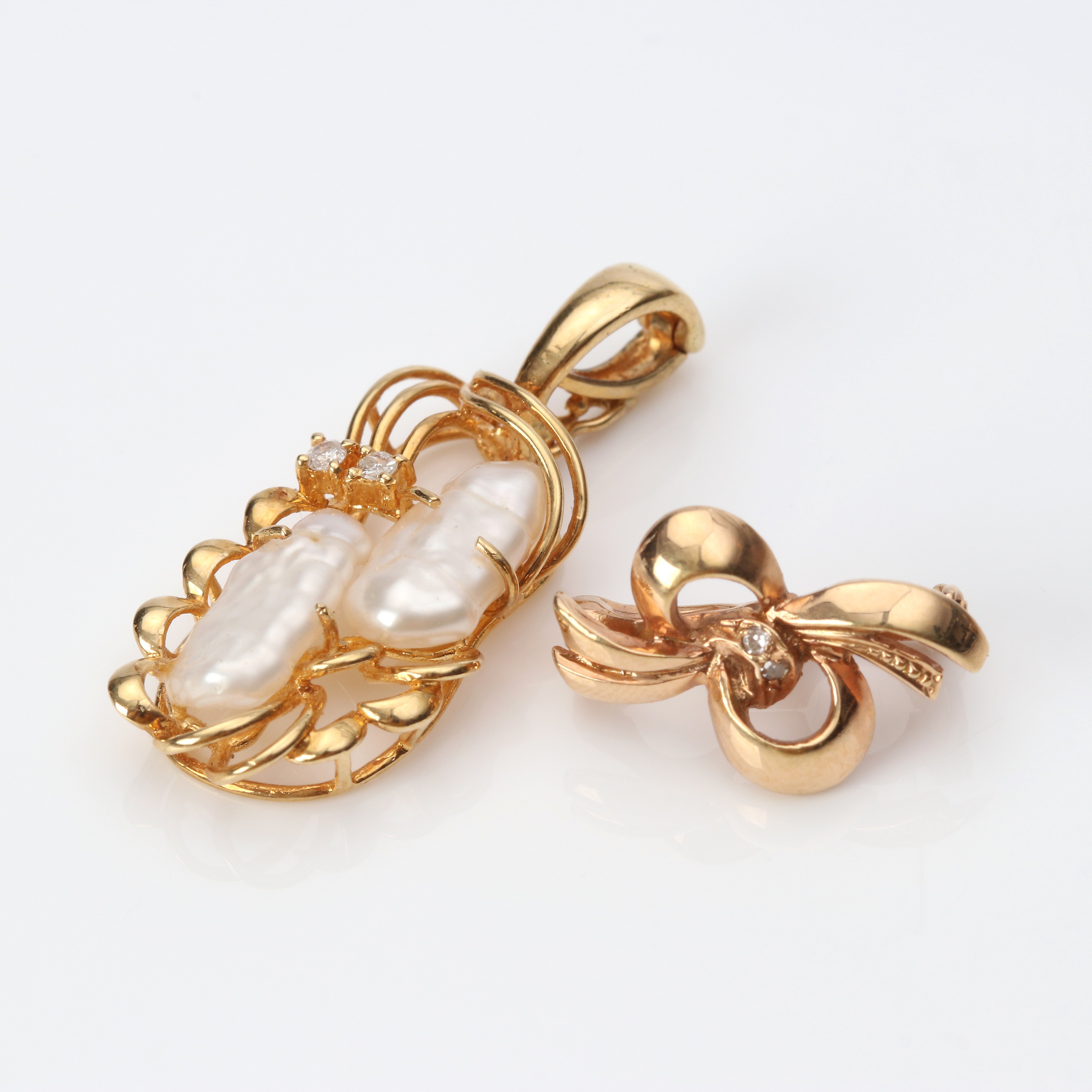 HÄNGE OCH COLLIERSPÄNNE. 18k guld med odlade sötvattenpärlor och små diamanter, totalvikt ca 6,8 gram.